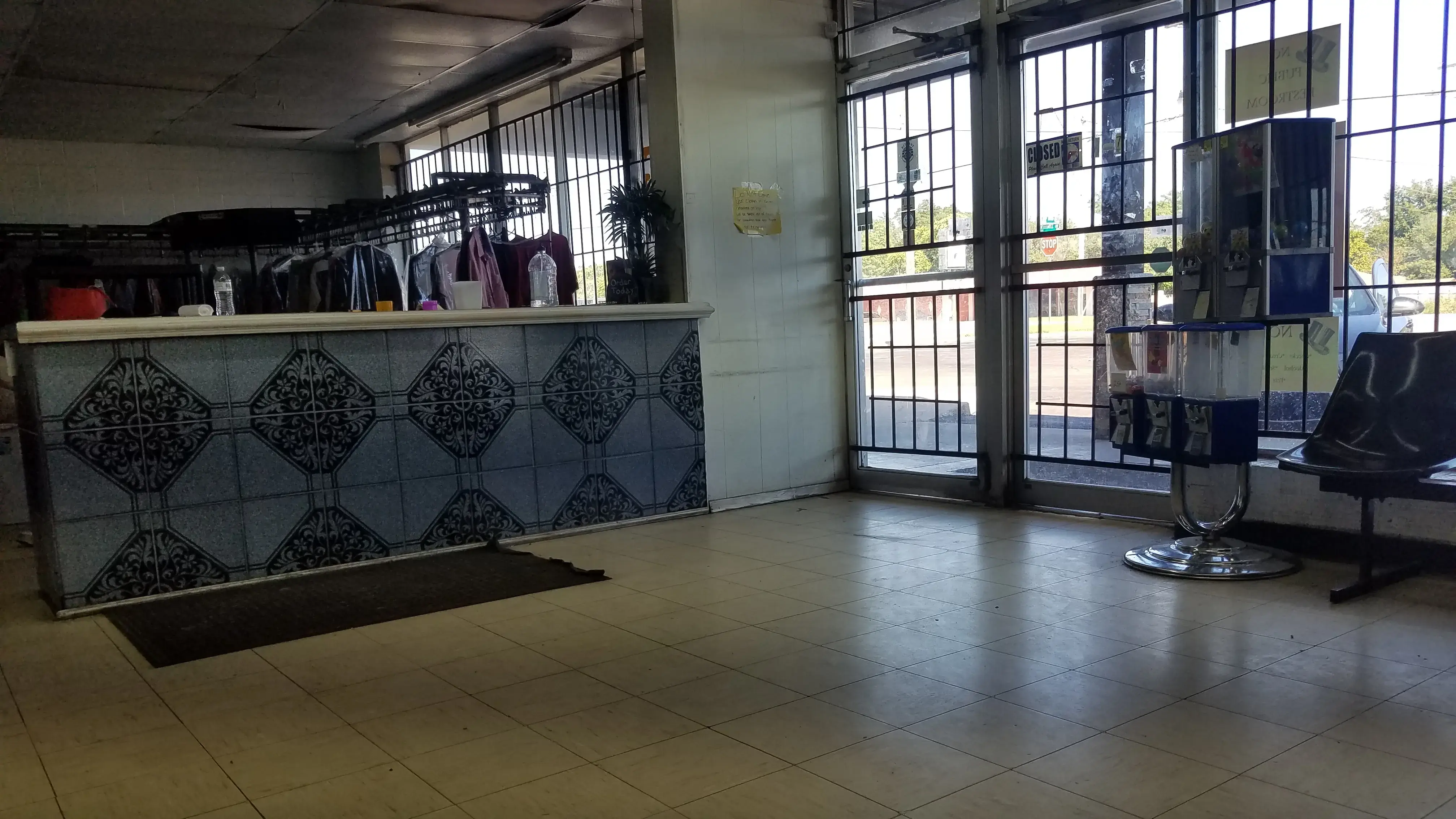 Top Hat Laundry & Cleaners thumbnail 2