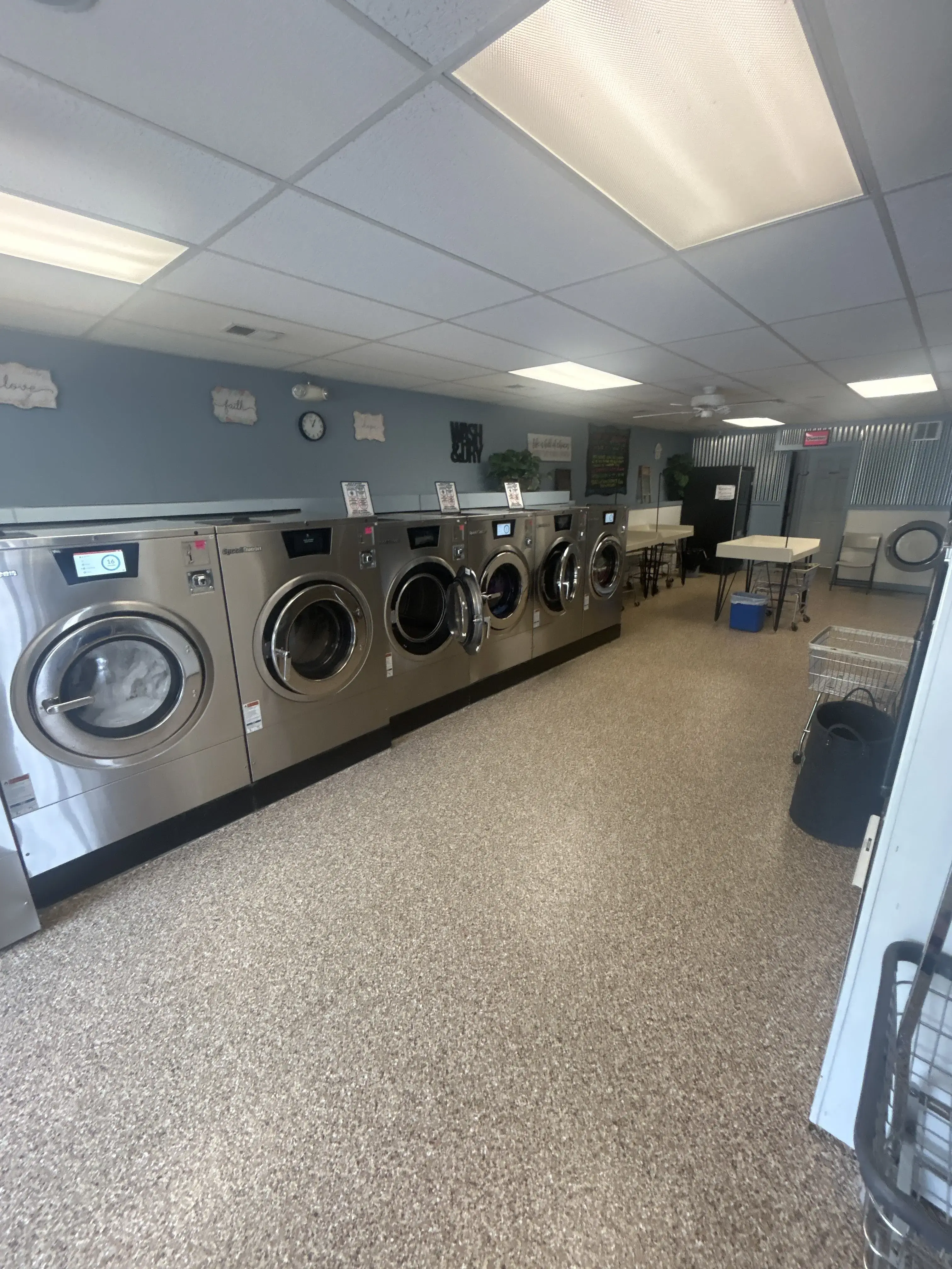 Top Laundry - Image 20