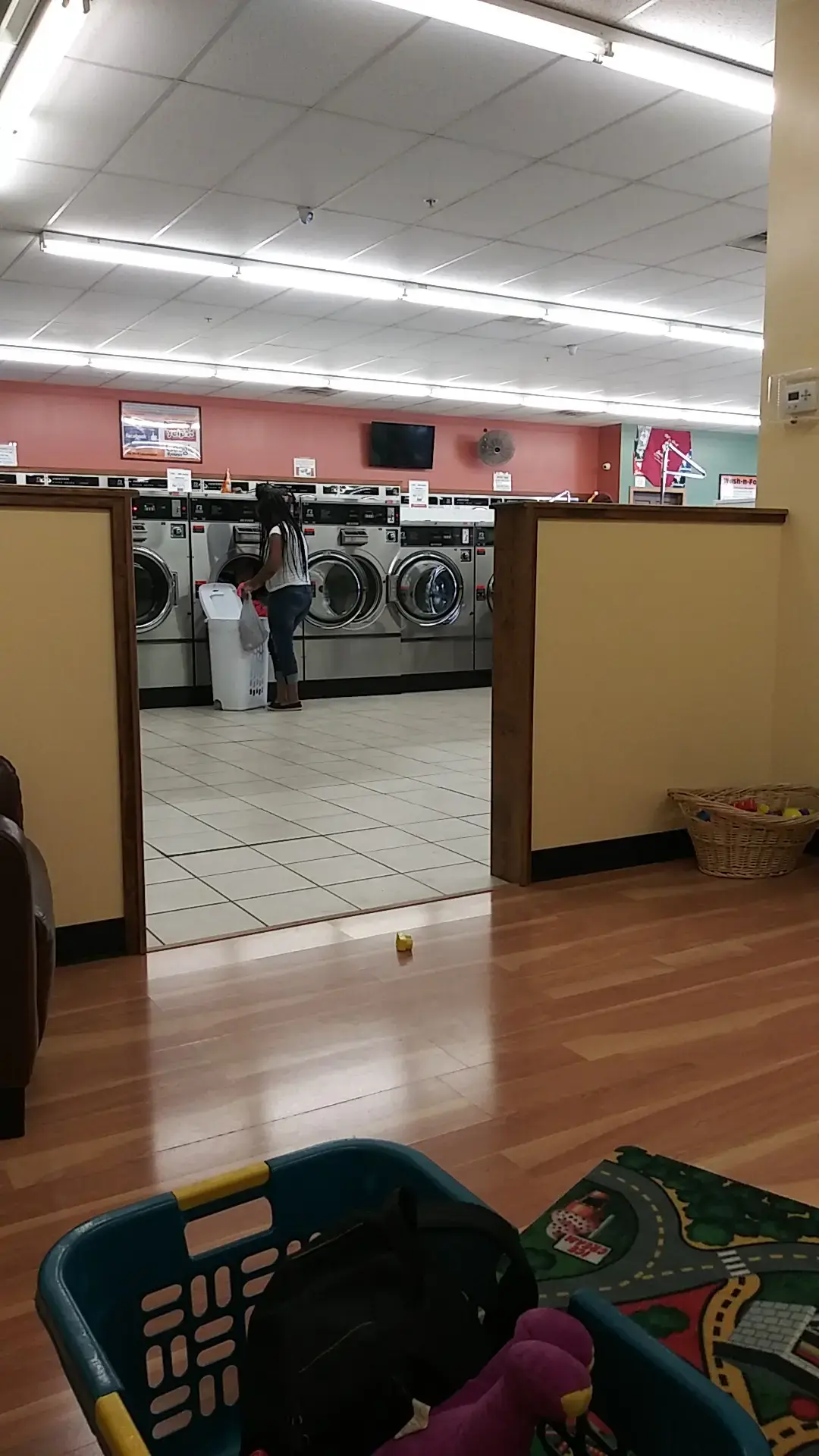 Top Shelf Laundromat and Wash-n-Fold - Image 10