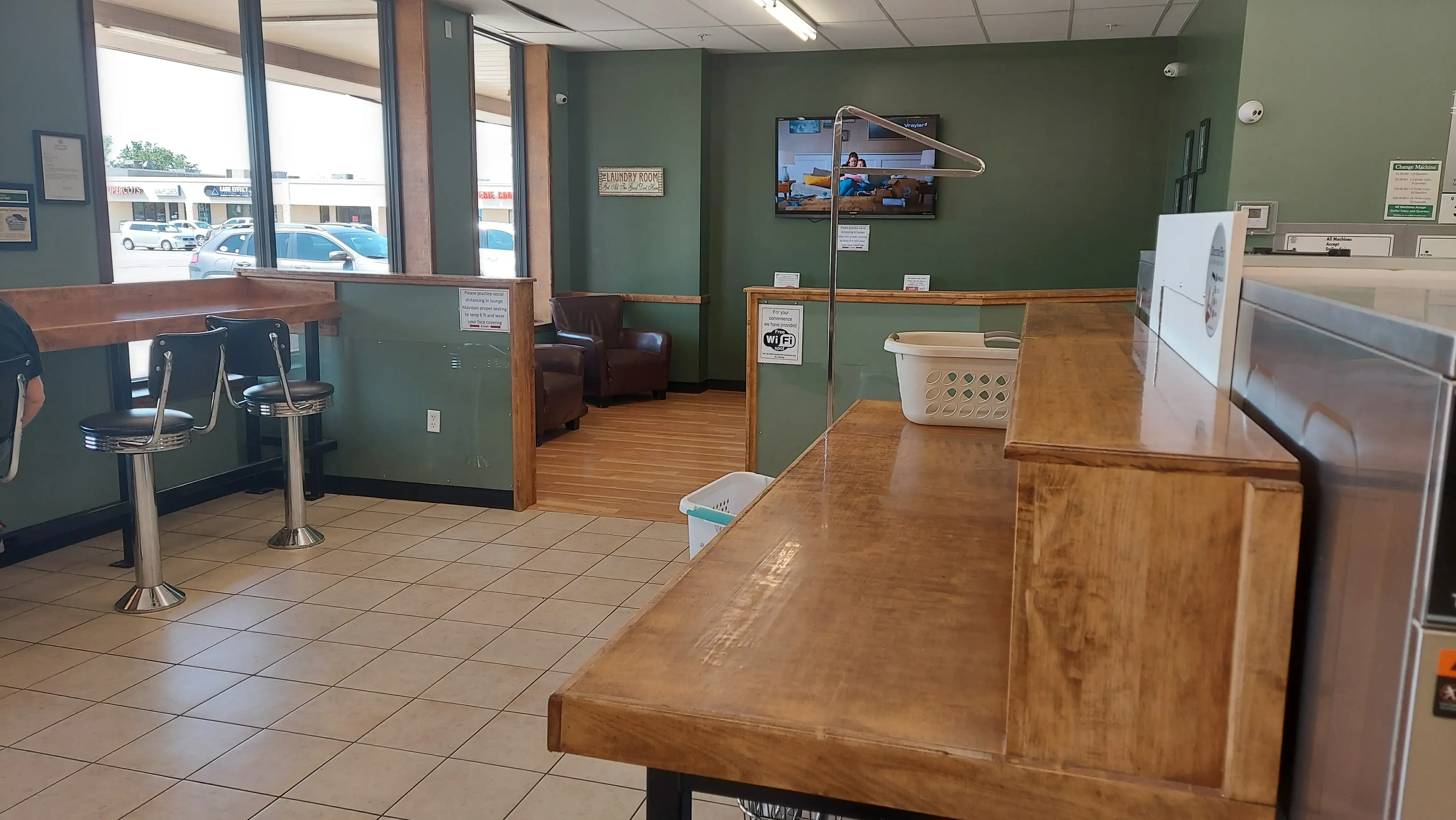 Top Shelf Laundromat and Wash-n-Fold - Image 9