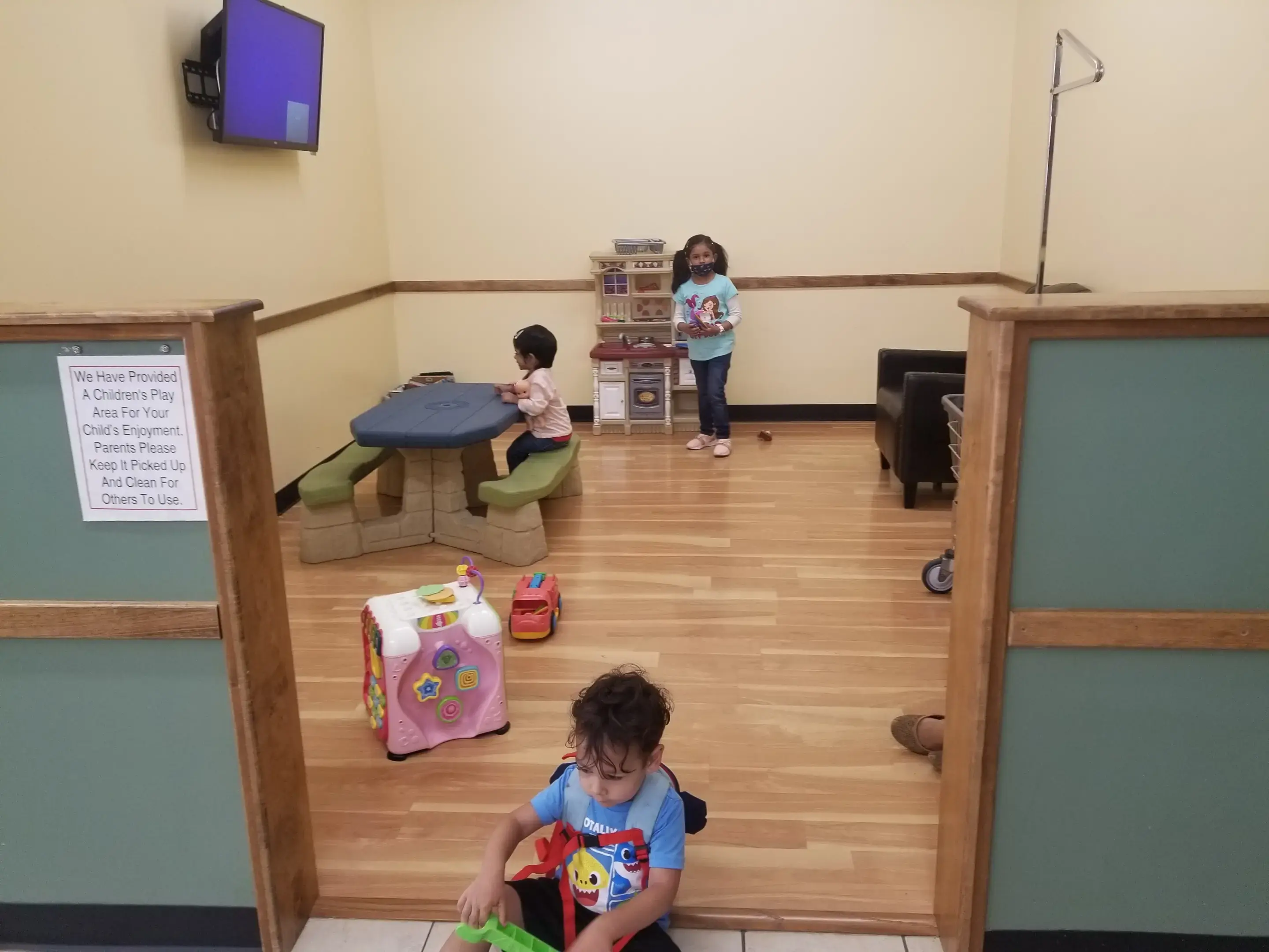 Top Shelf Laundromat and Wash-n-Fold - Image 4