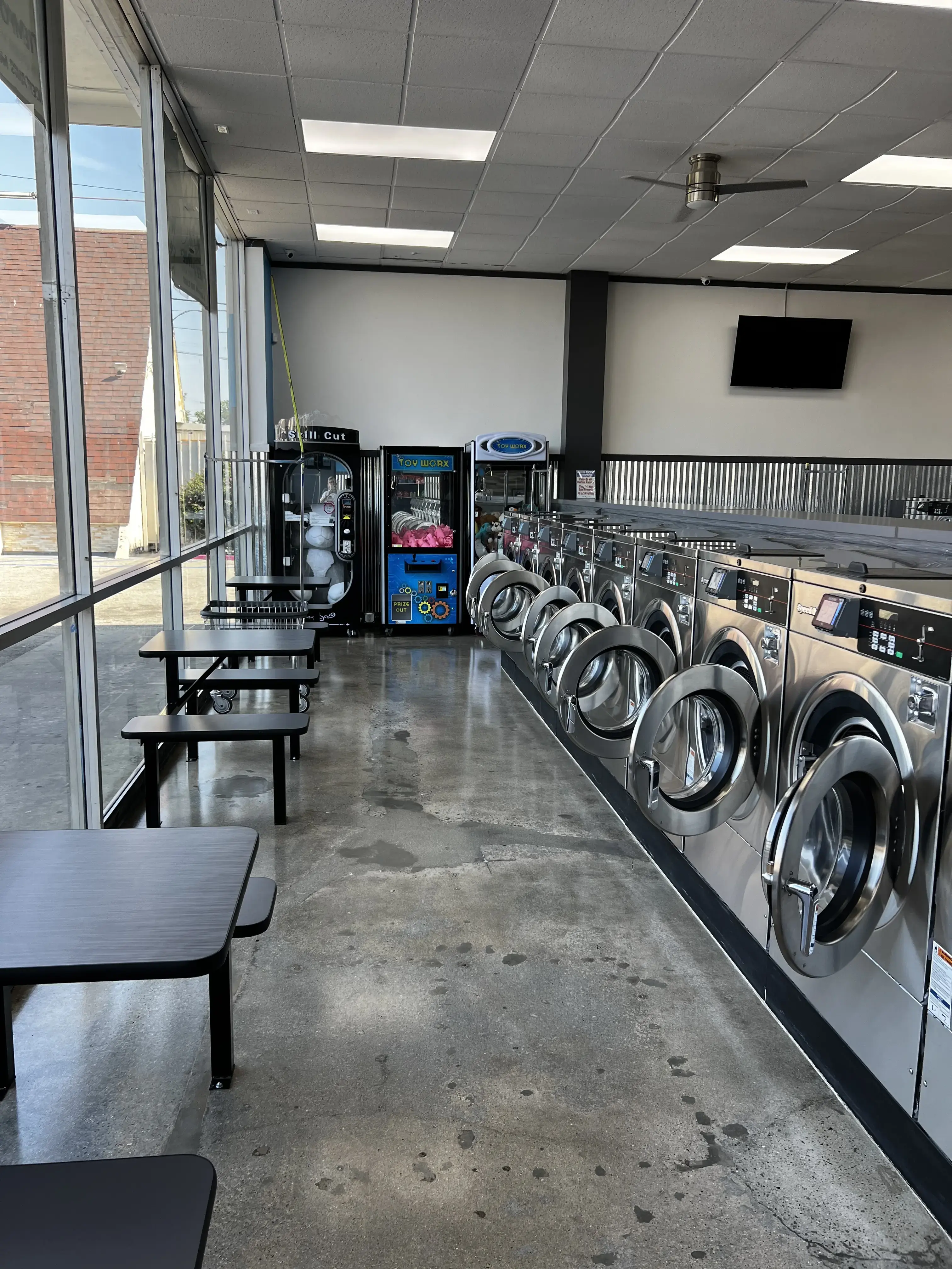 Top Spin Laundromat - Image 18