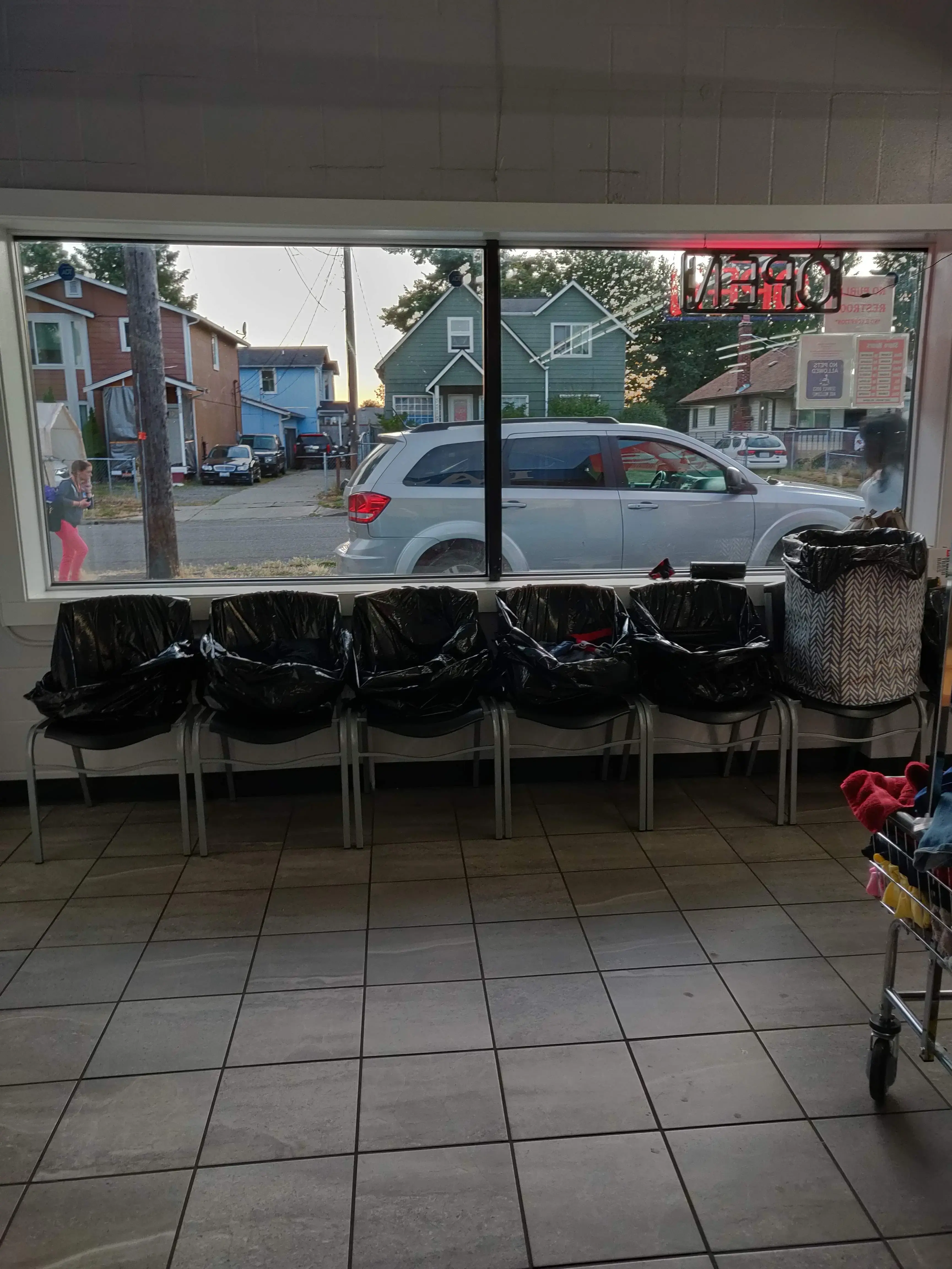 Tops Laundry - Image 13