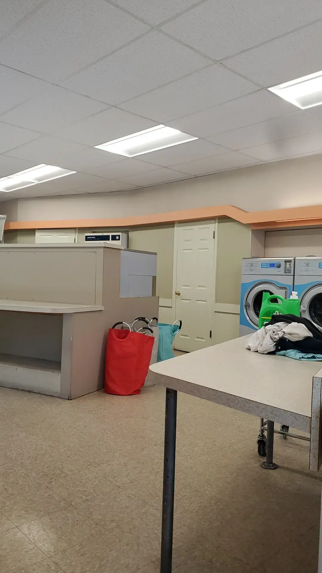 Topton Laundromat - Image 12