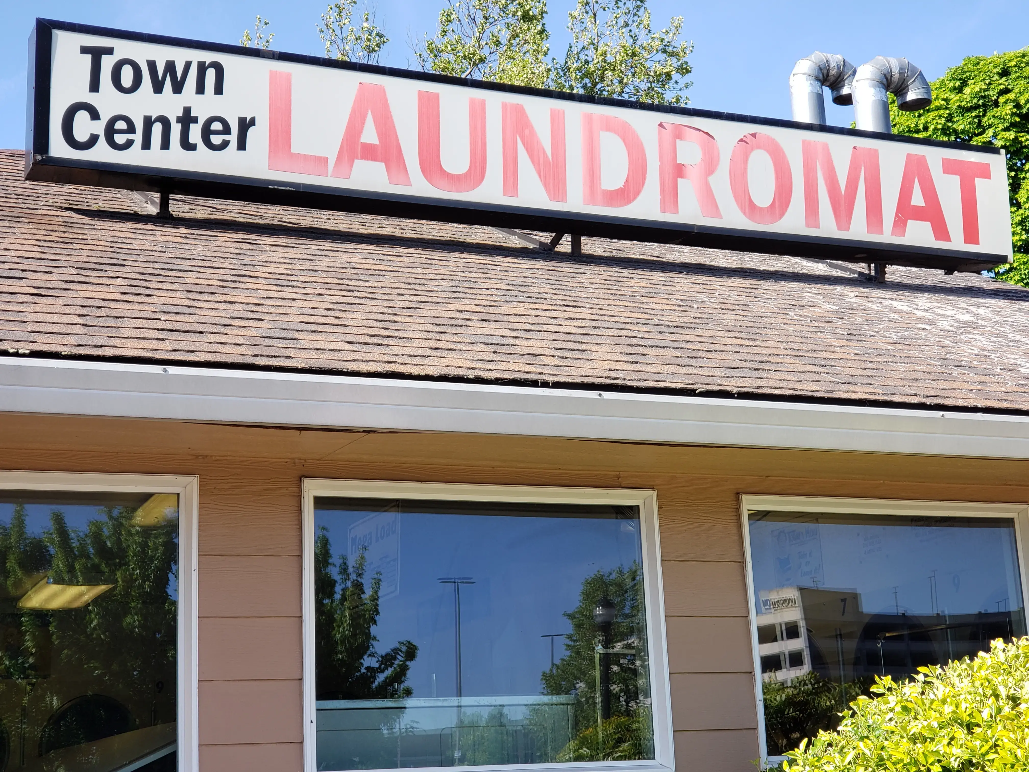 Town Center Laundromat - Image 16