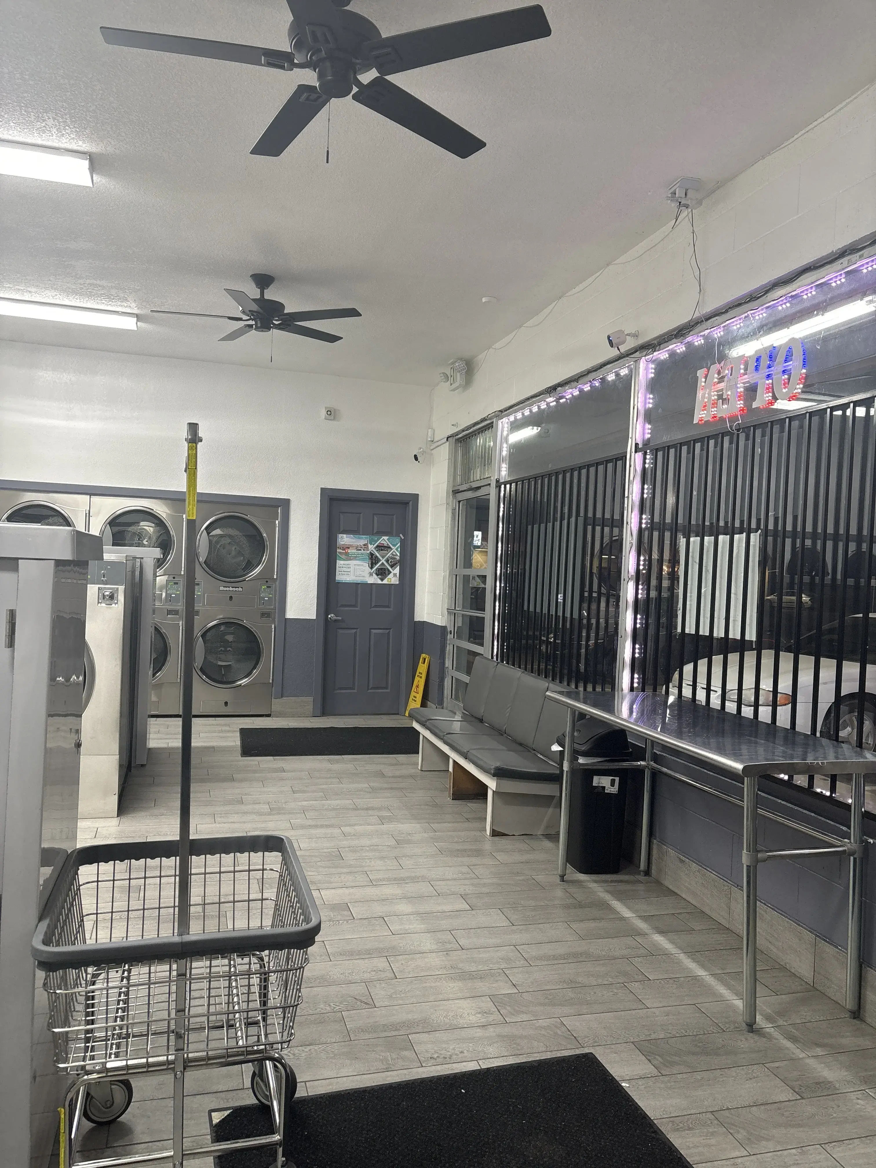 Town & Country Laundromat thumbnail 10