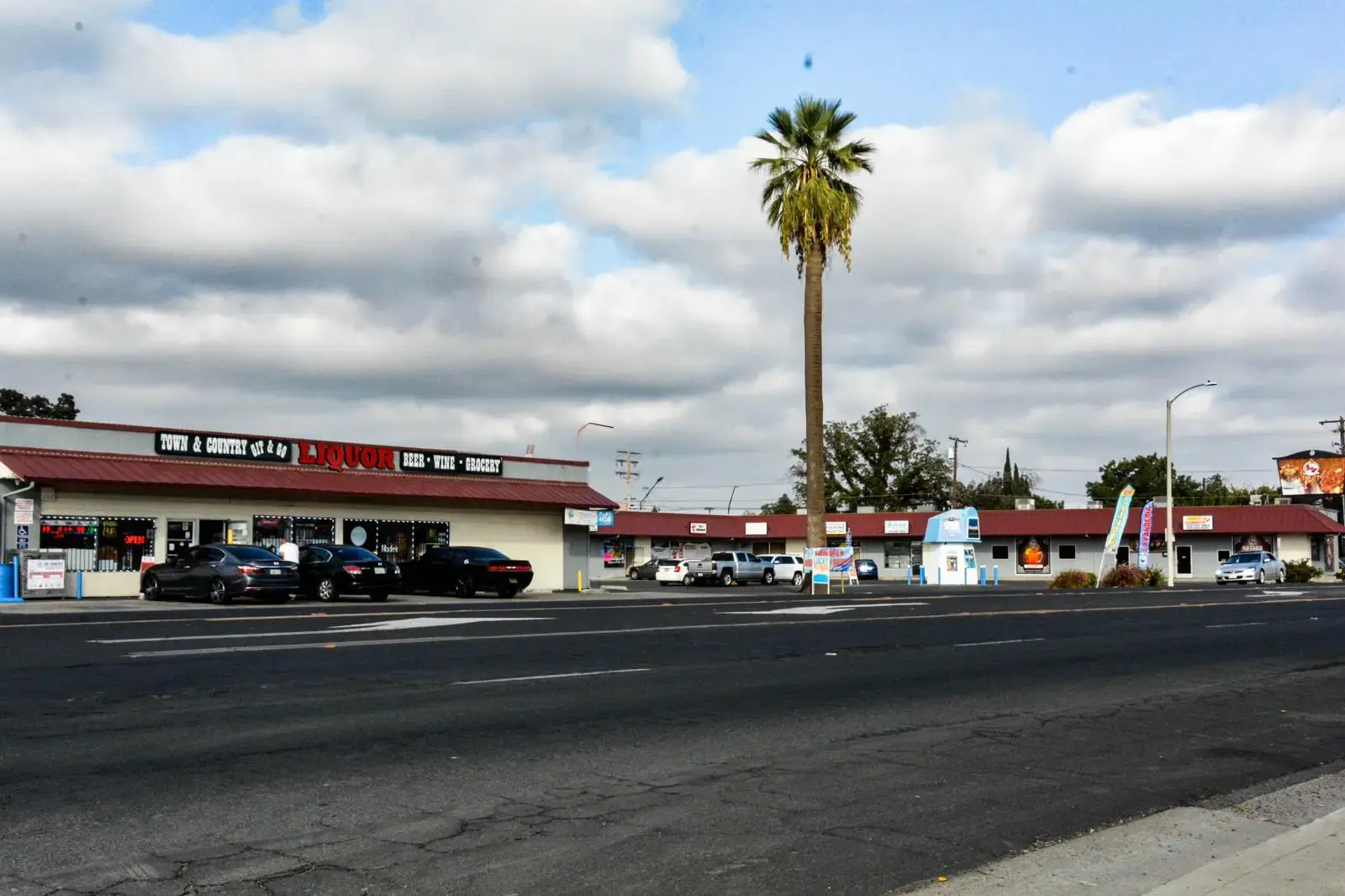 Town & Country Laundromat - Image 13