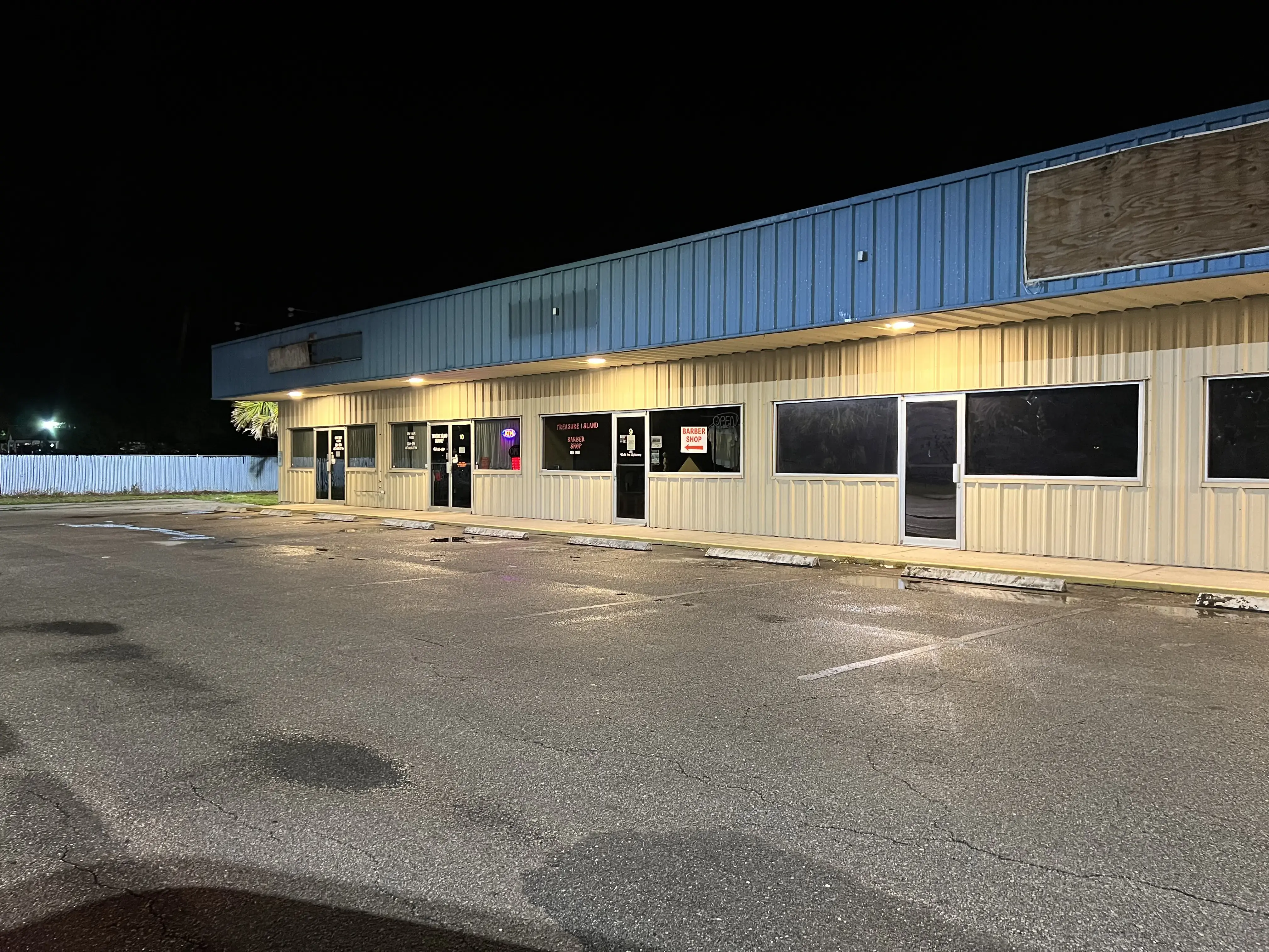 Treasure Island Coin Laundry - Image 18