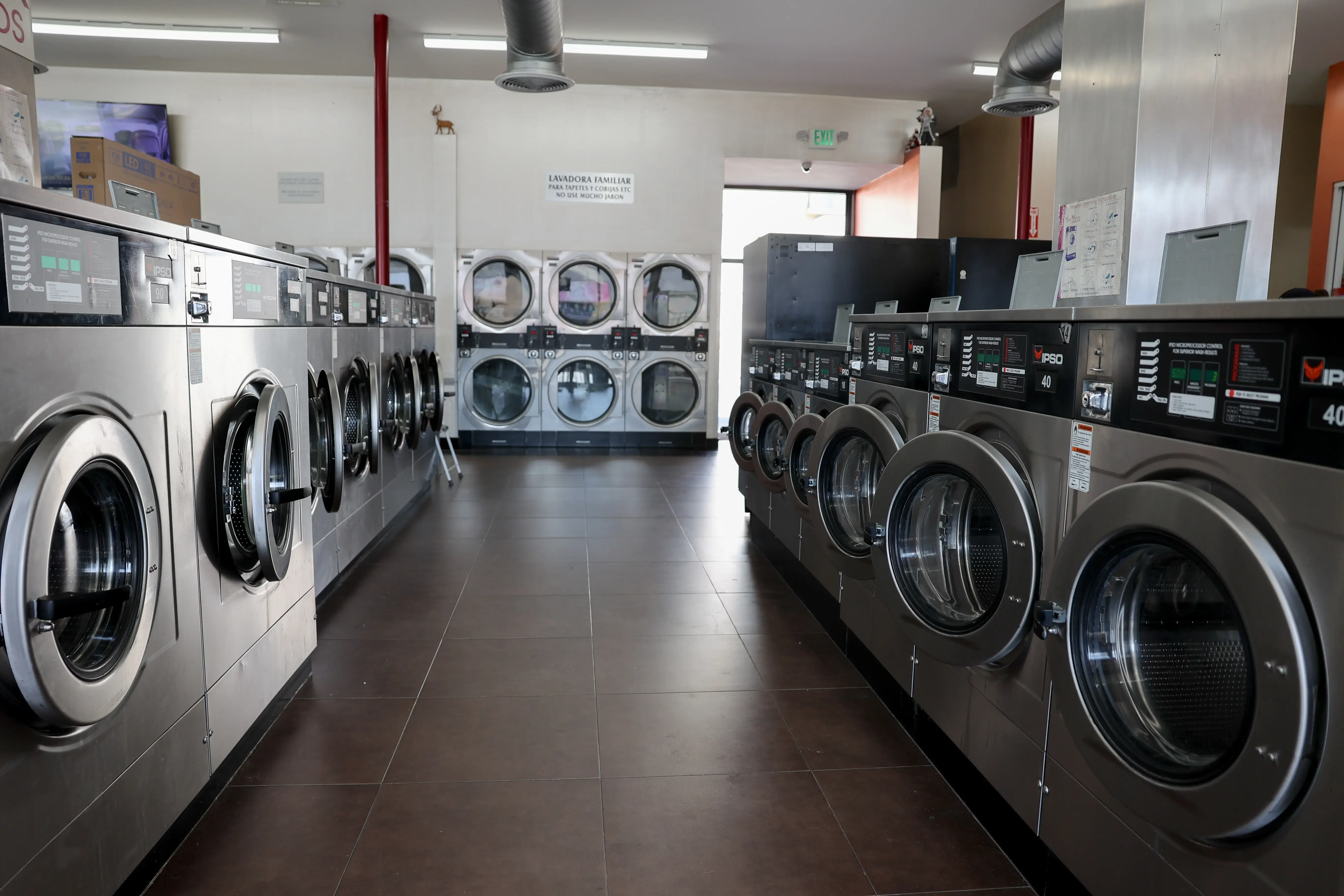 Tres Toros Laundromat - Image 20