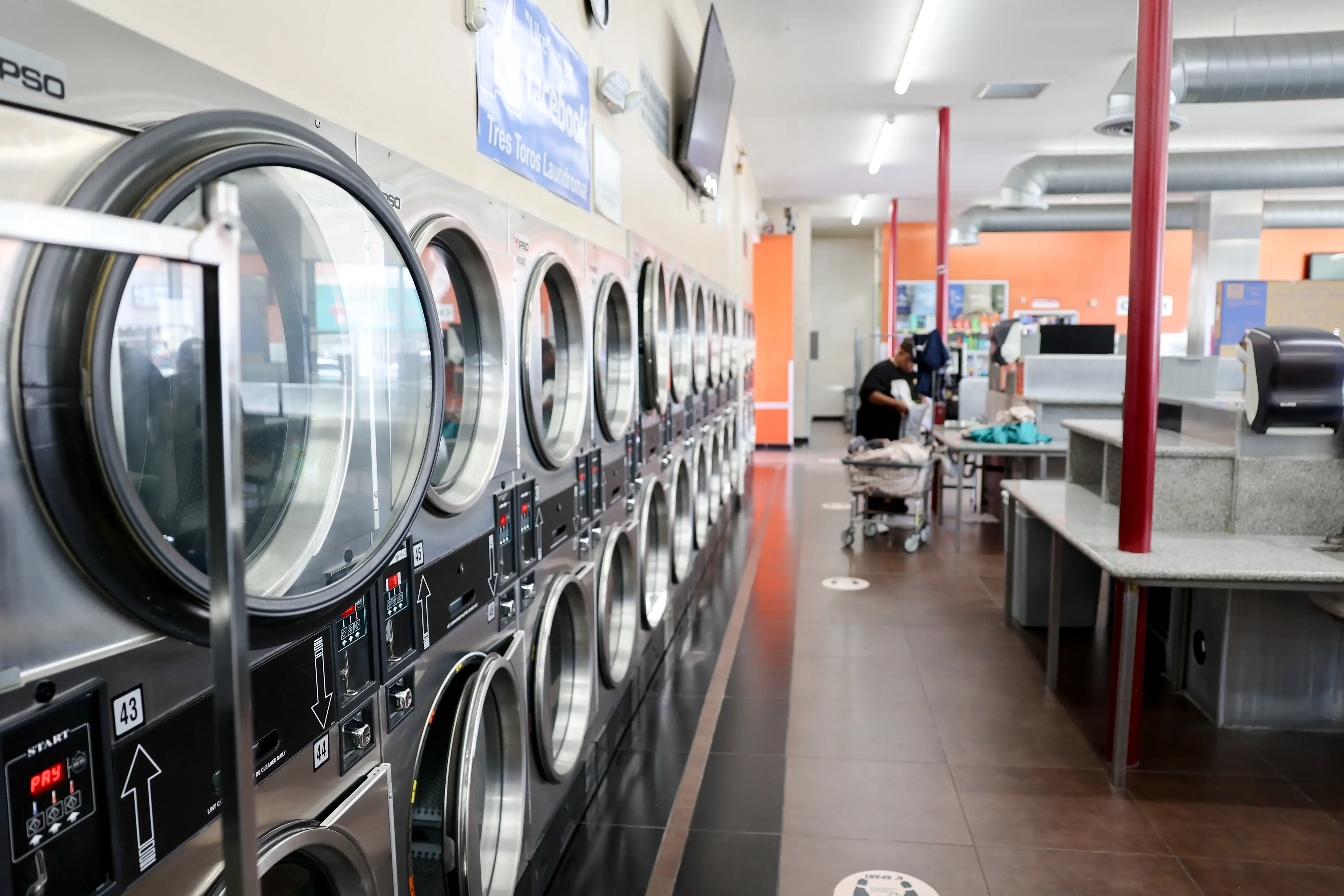 Tres Toros Laundromat thumbnail 12