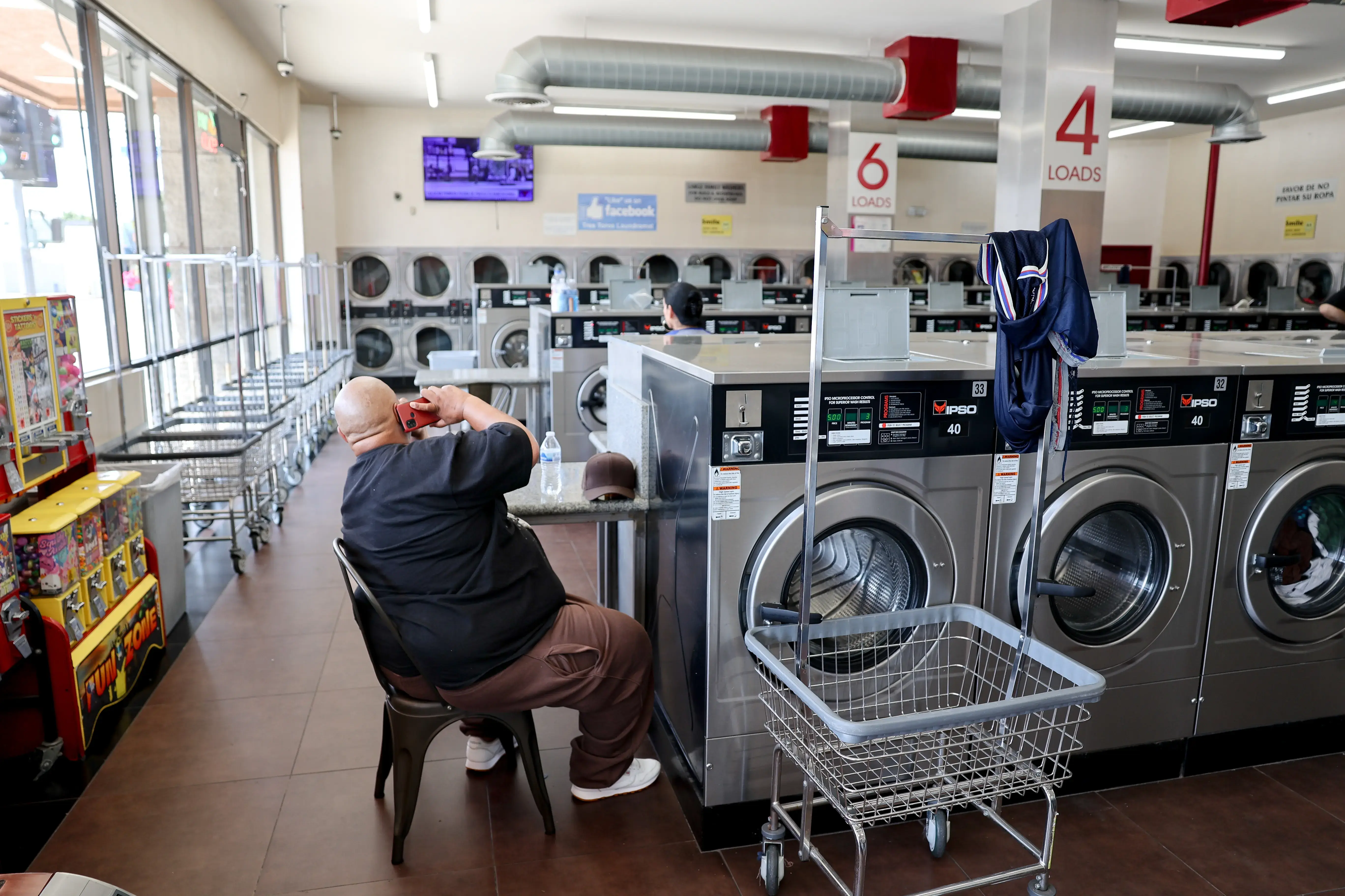 Tres Toros Laundromat thumbnail 17