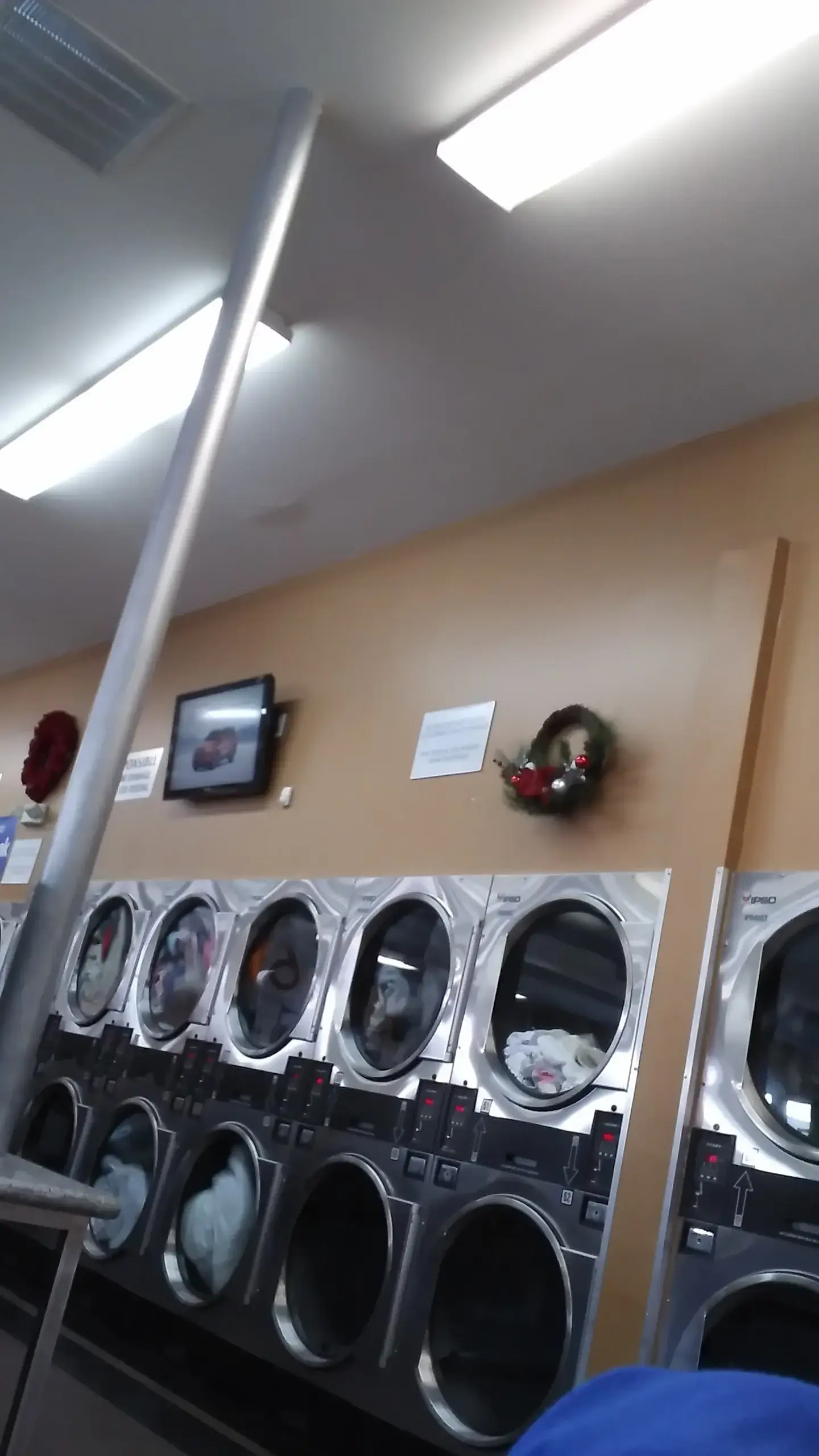 Tres Toros Laundromat - Image 11