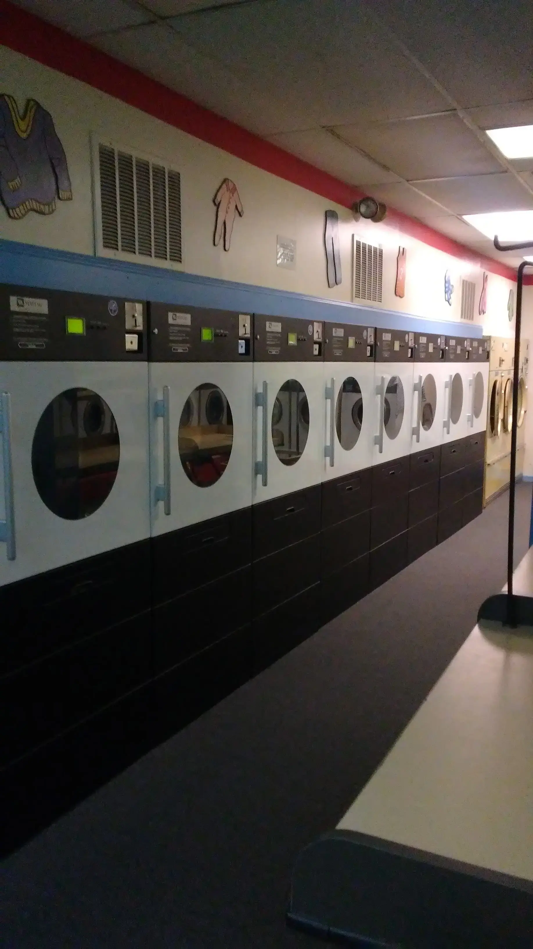 Tri-Town Laundromat - Image 19