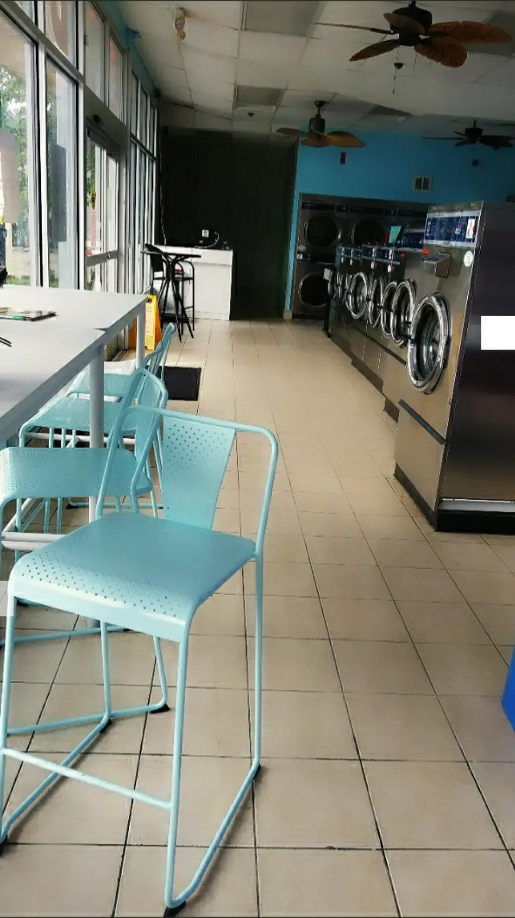 Tropical Breeze Laundromat - Image 3