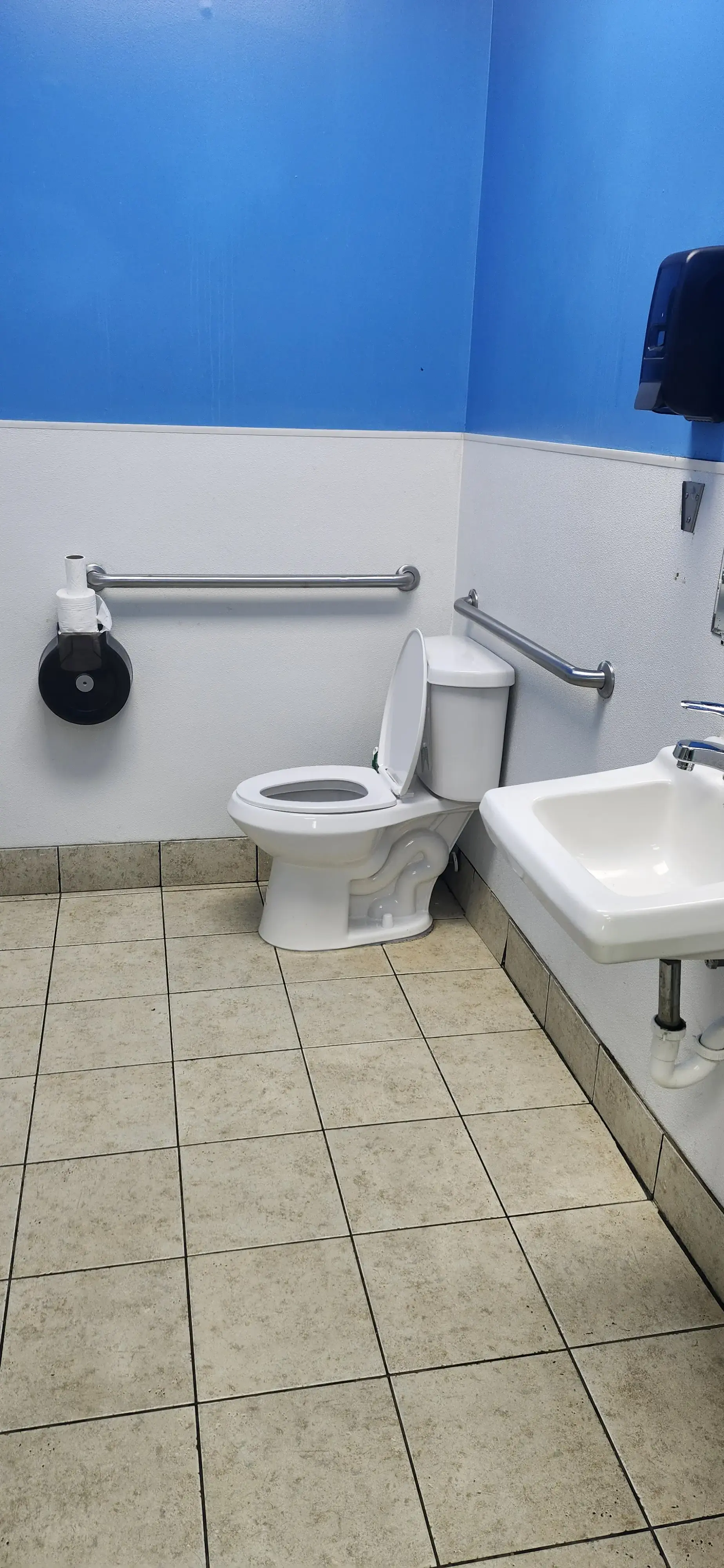 Tropical Breeze Laundromat - Image 15