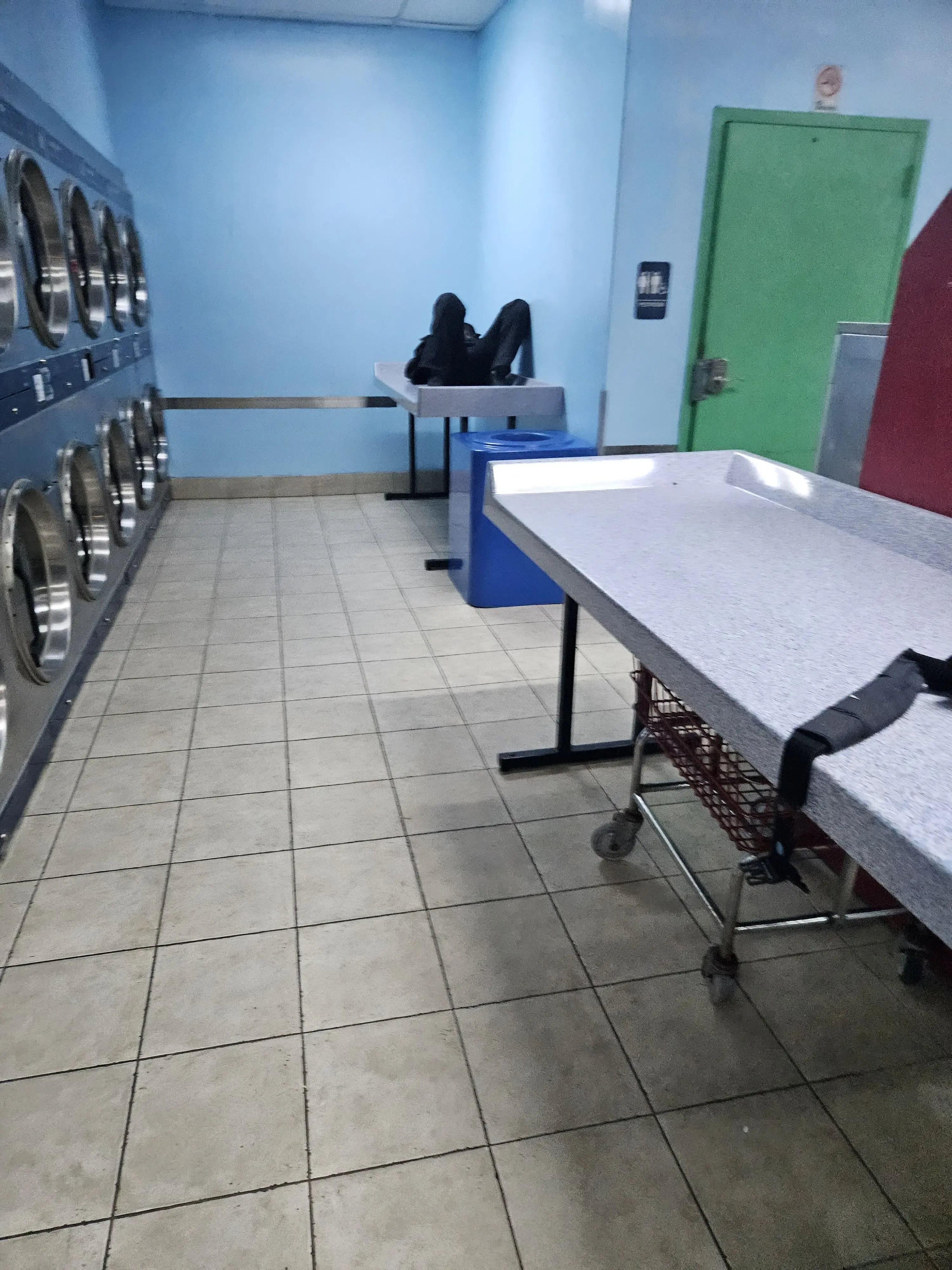 Tropical Breeze Laundromat - Image 4