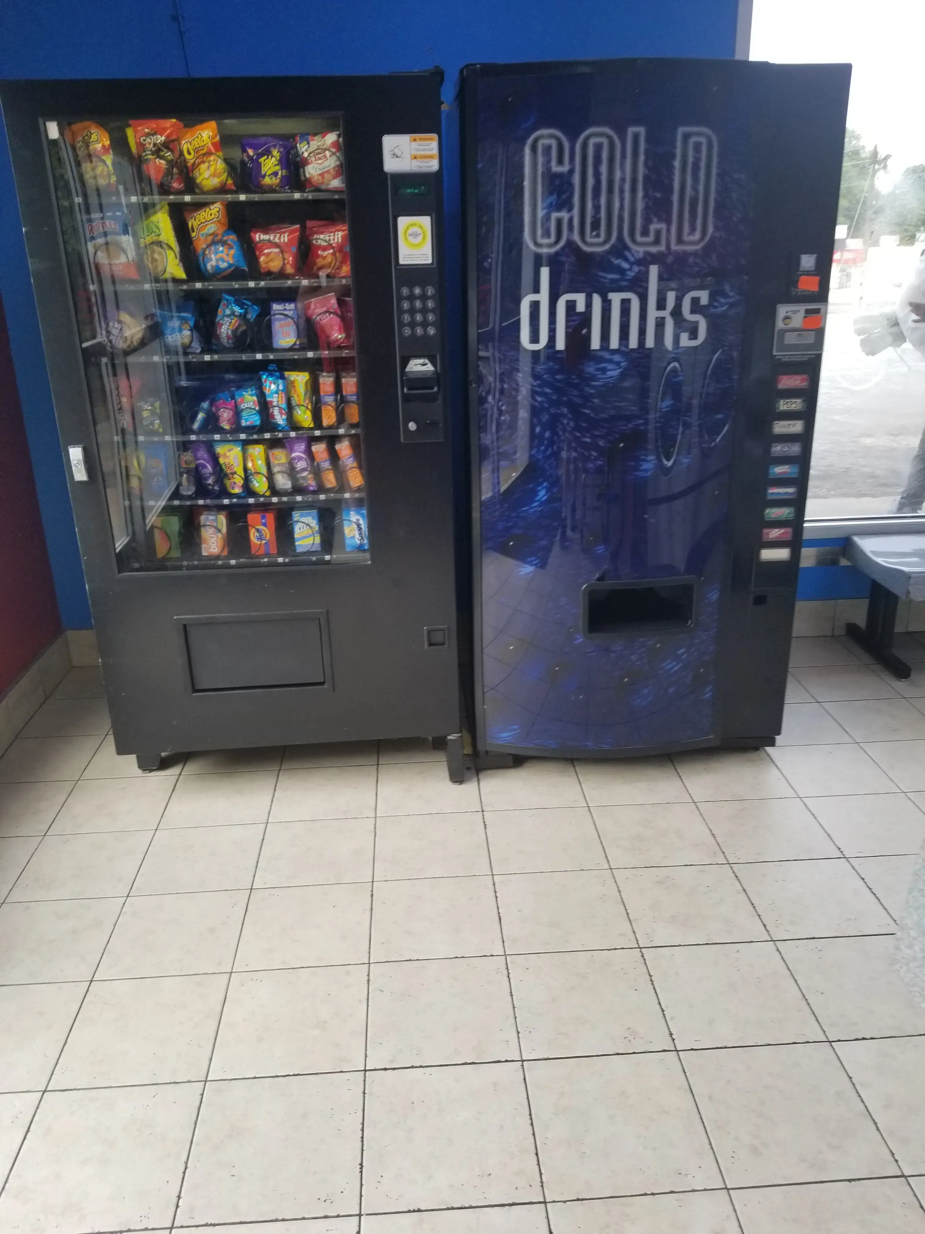 Tropical Breeze Laundromat - Image 10