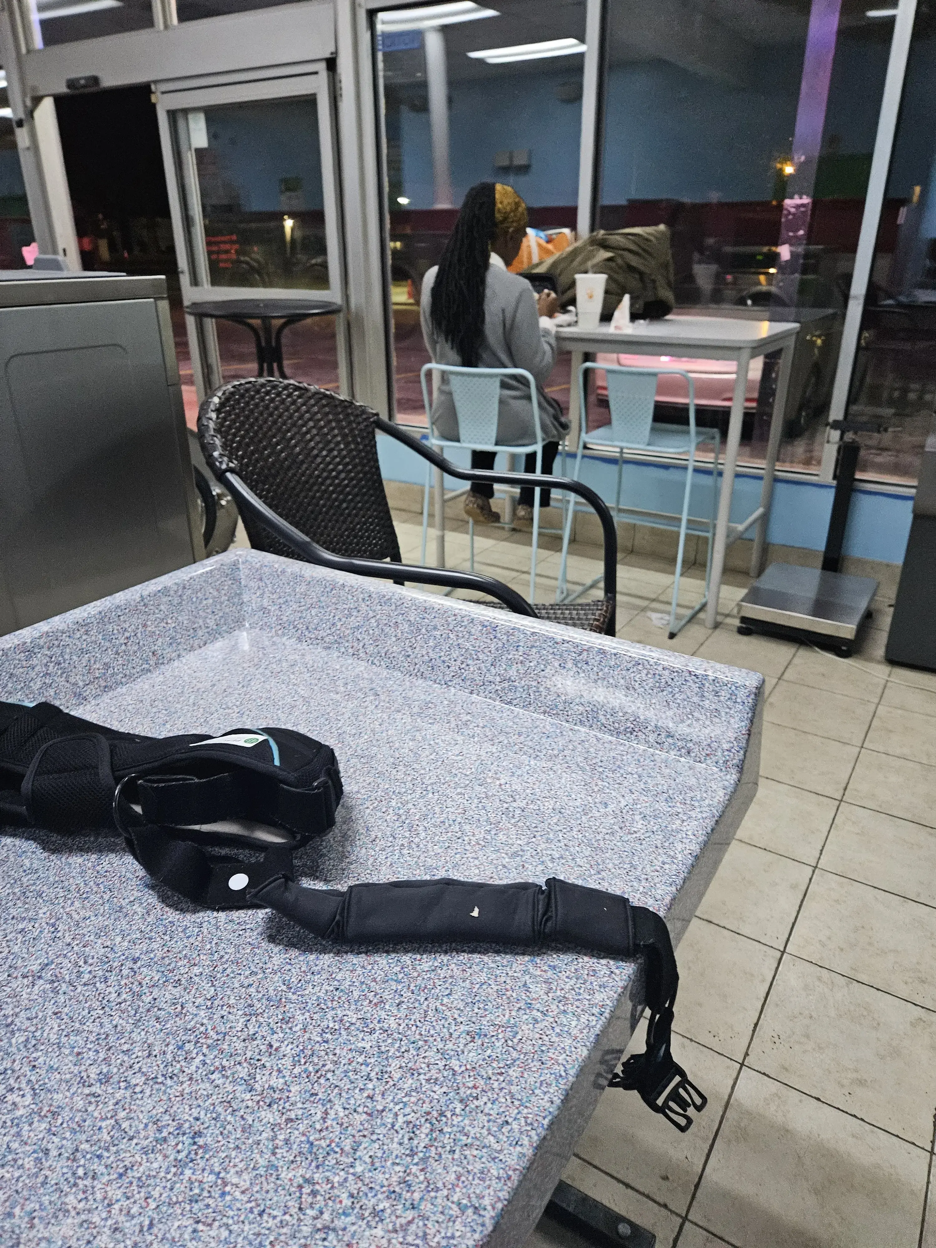 Tropical Breeze Laundromat - Image 12