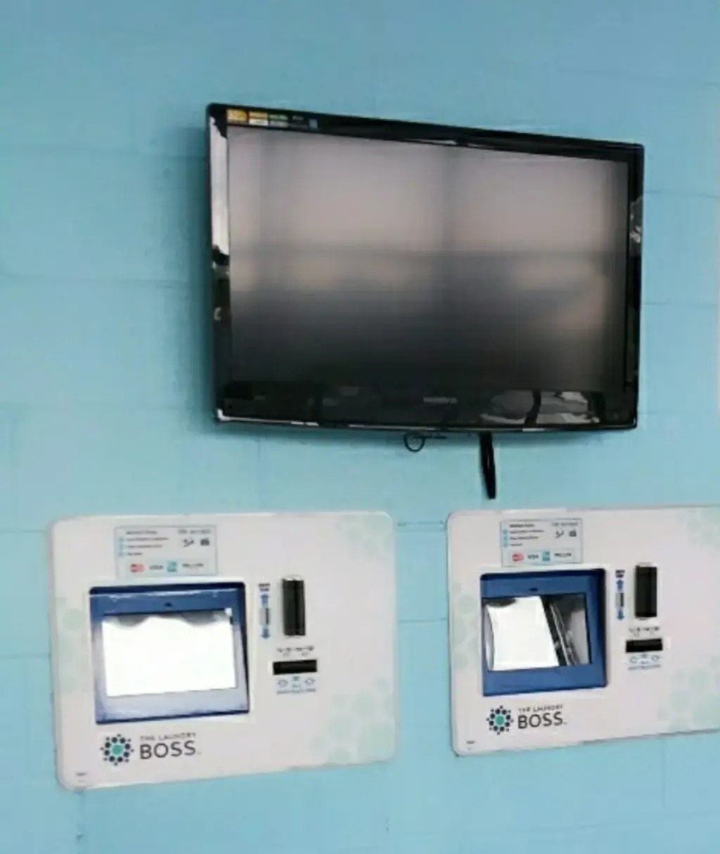 Tropical Breeze Laundromat - Image 17