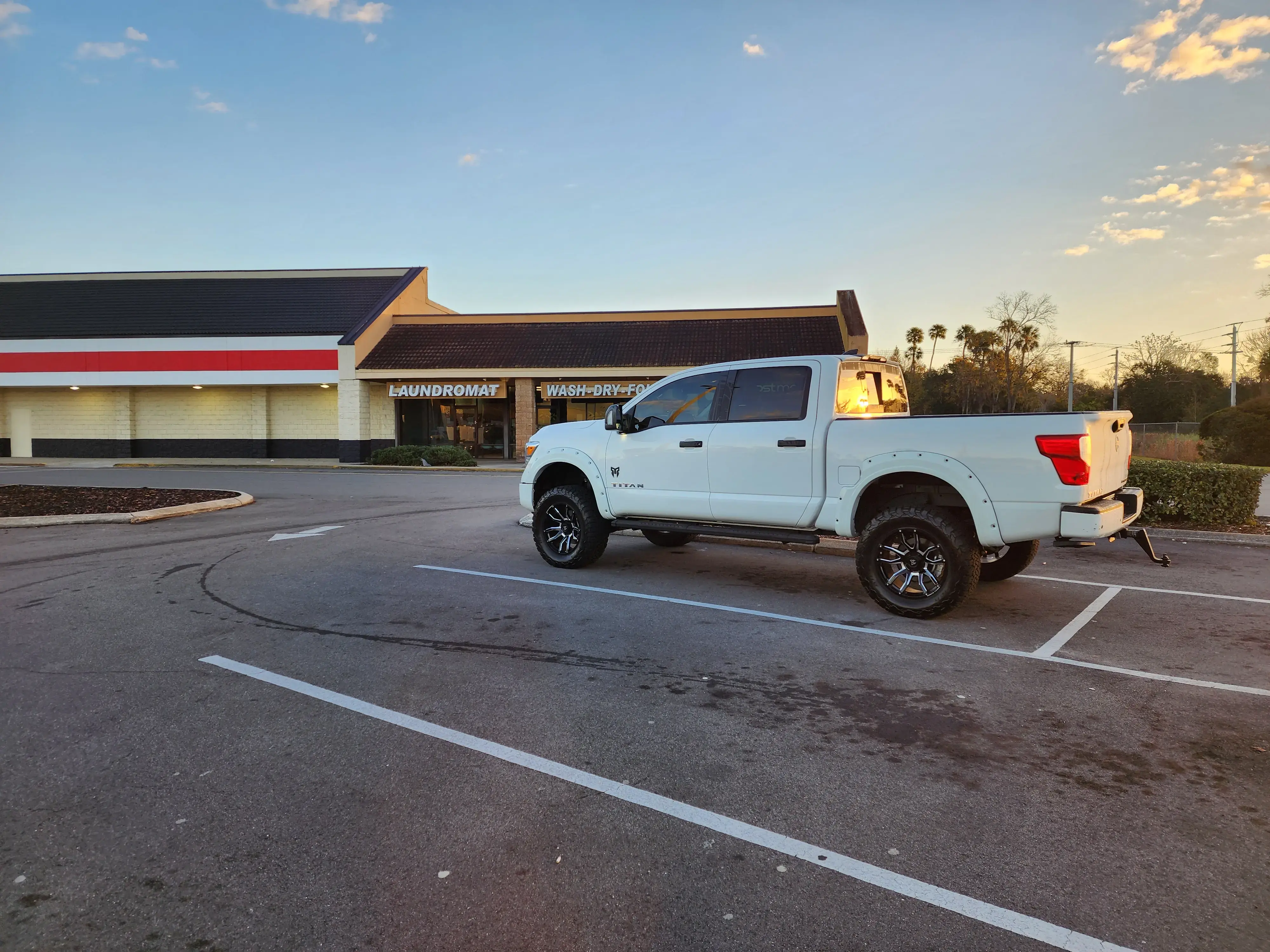 Tropical Laundromat - Image 10