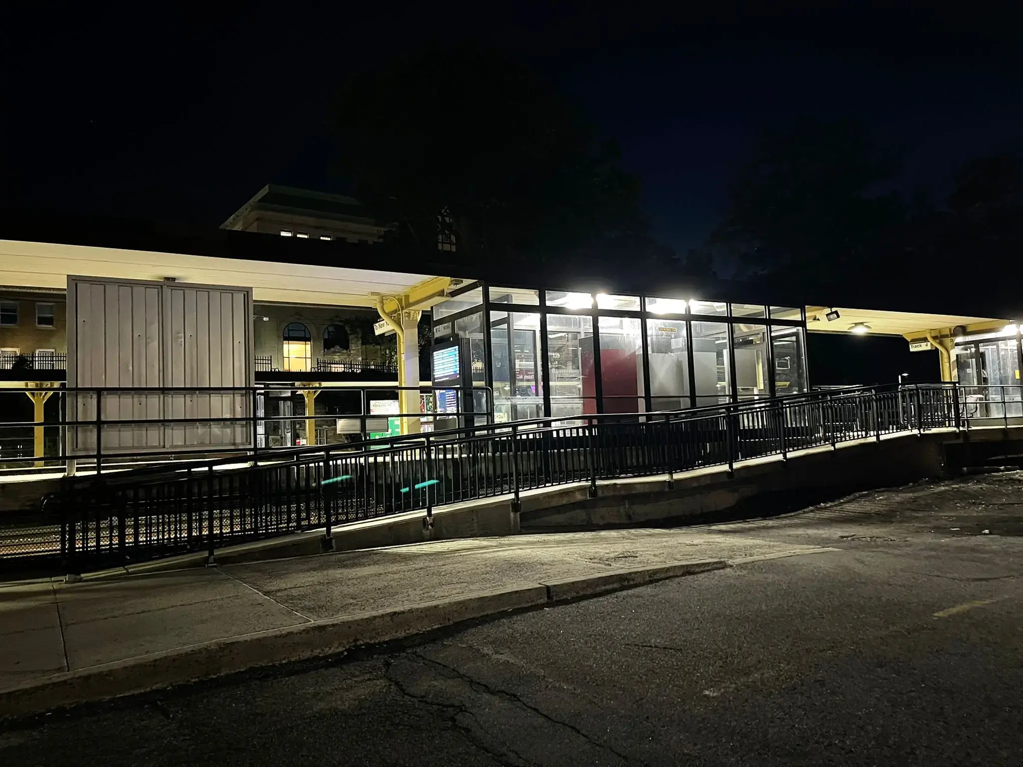 Tuckahoe Laundry & Dry Cleaners - Laundromat - Image 5