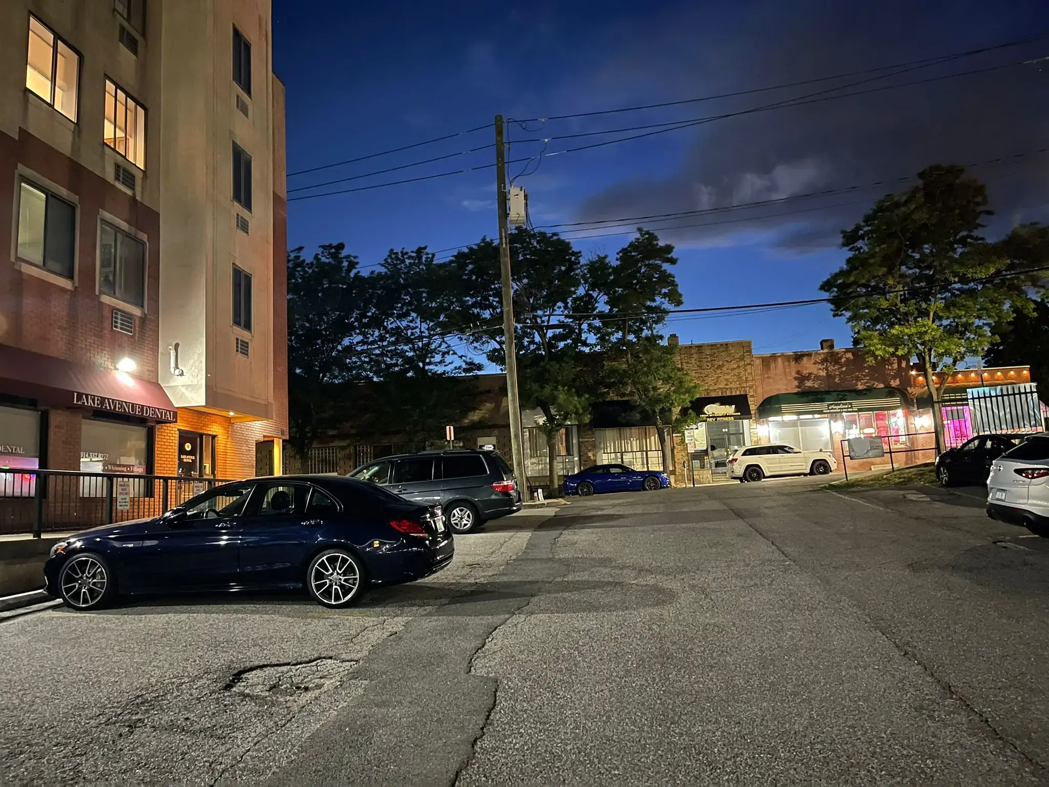 Tuckahoe Laundry & Dry Cleaners - Laundromat - Image 6