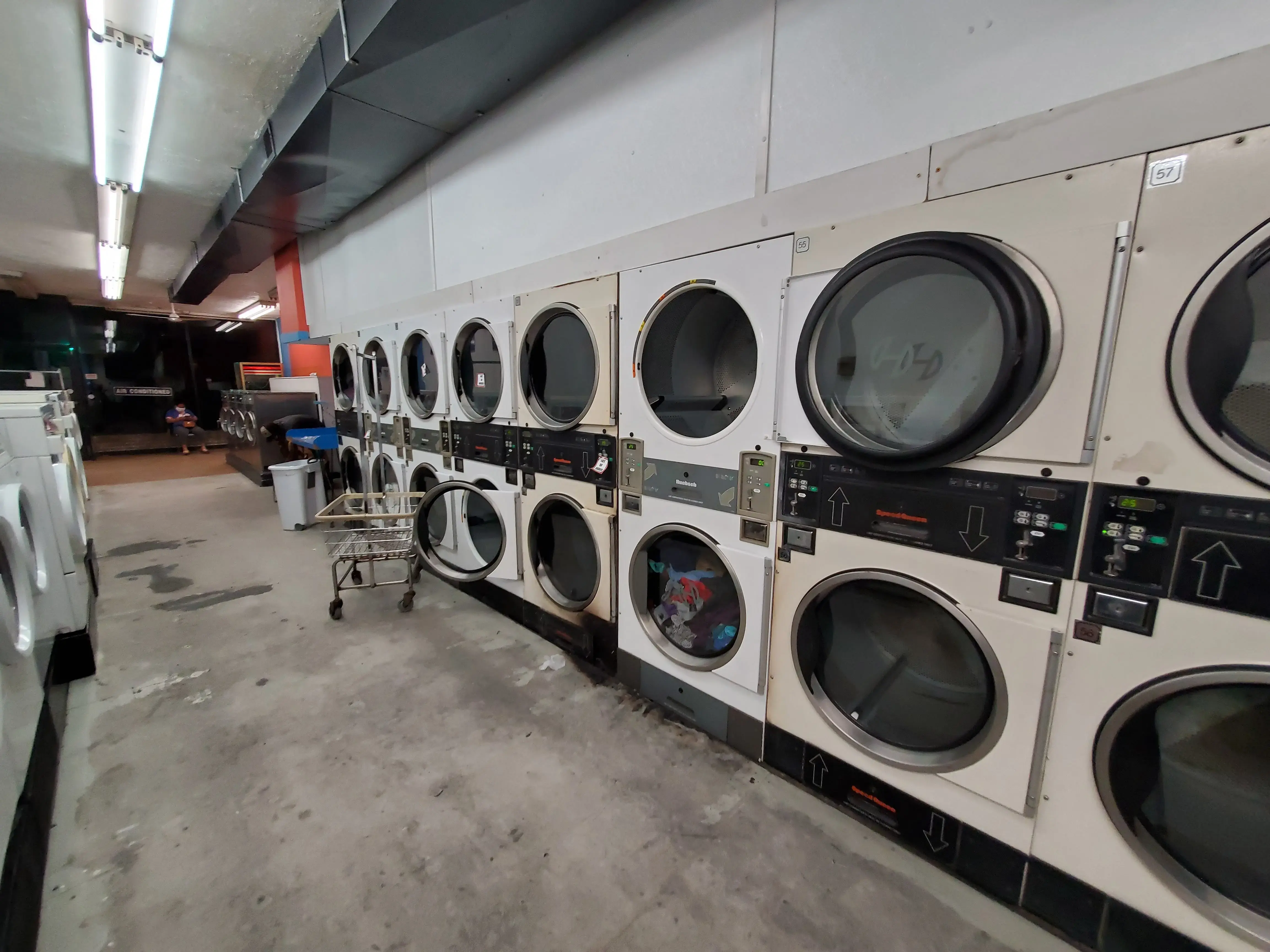 Tumble and Dry Laundromat thumbnail 19
