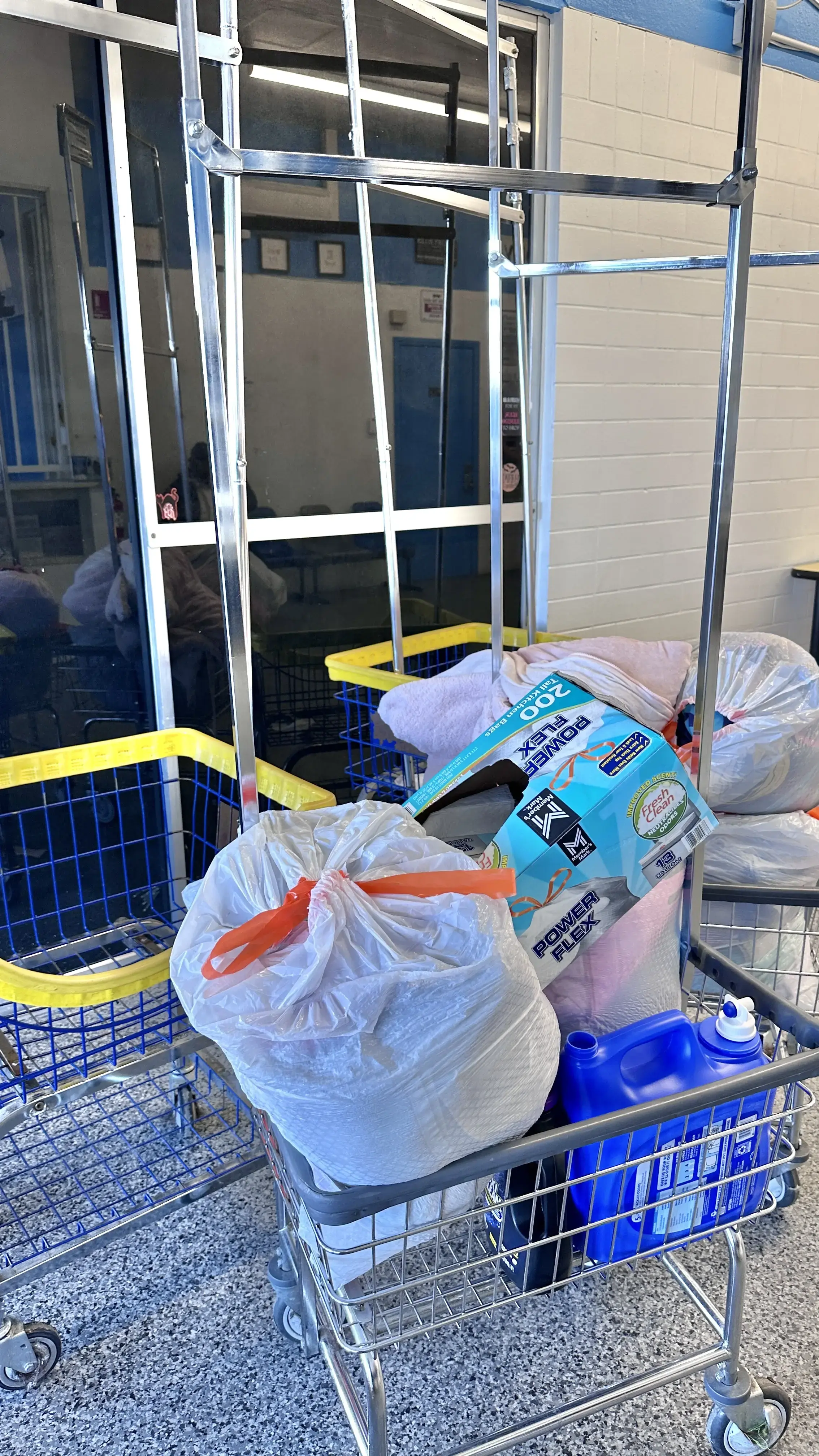 Two Boys Laundromat thumbnail 4