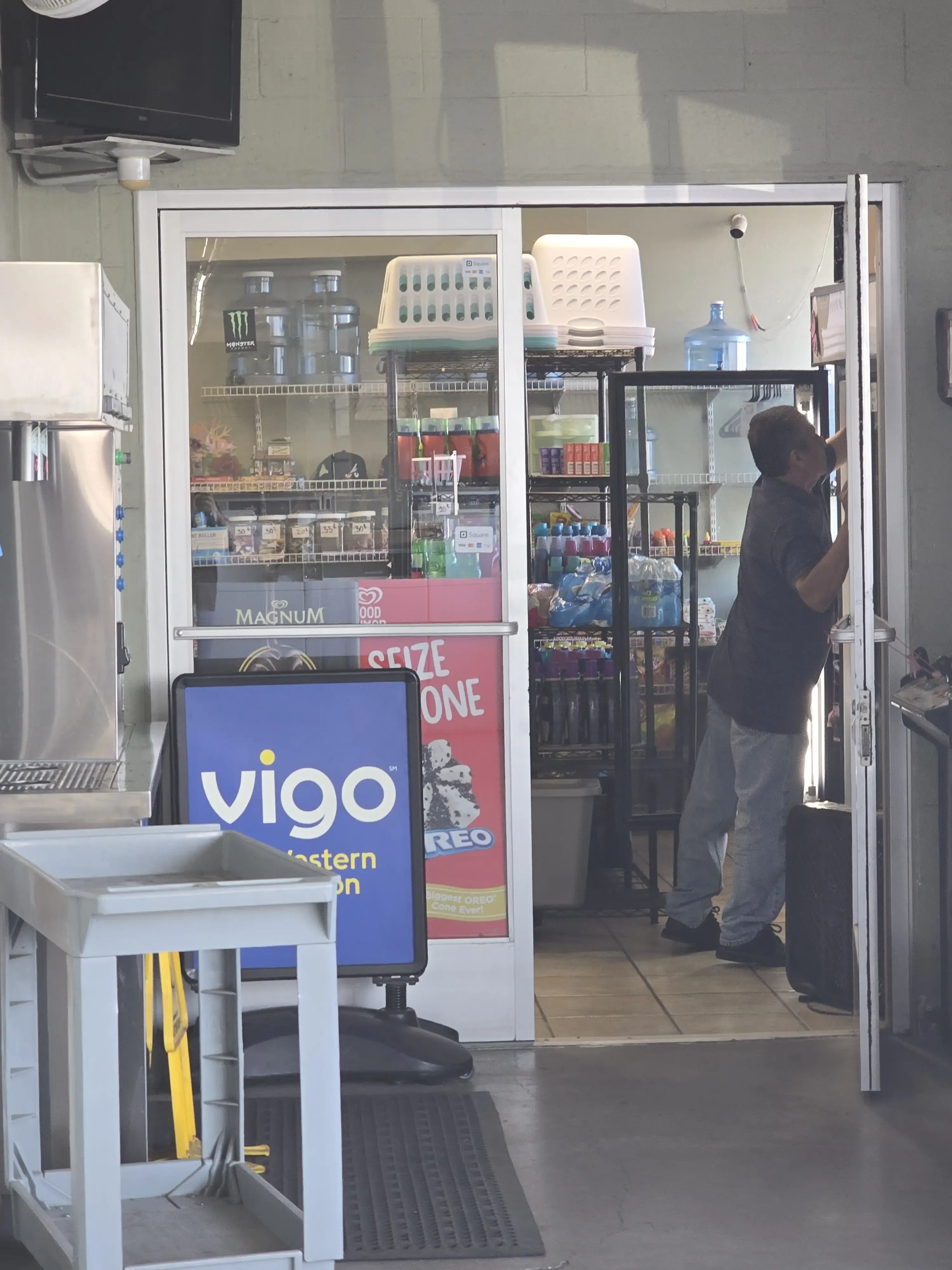 UCR Coin Laundry thumbnail 7