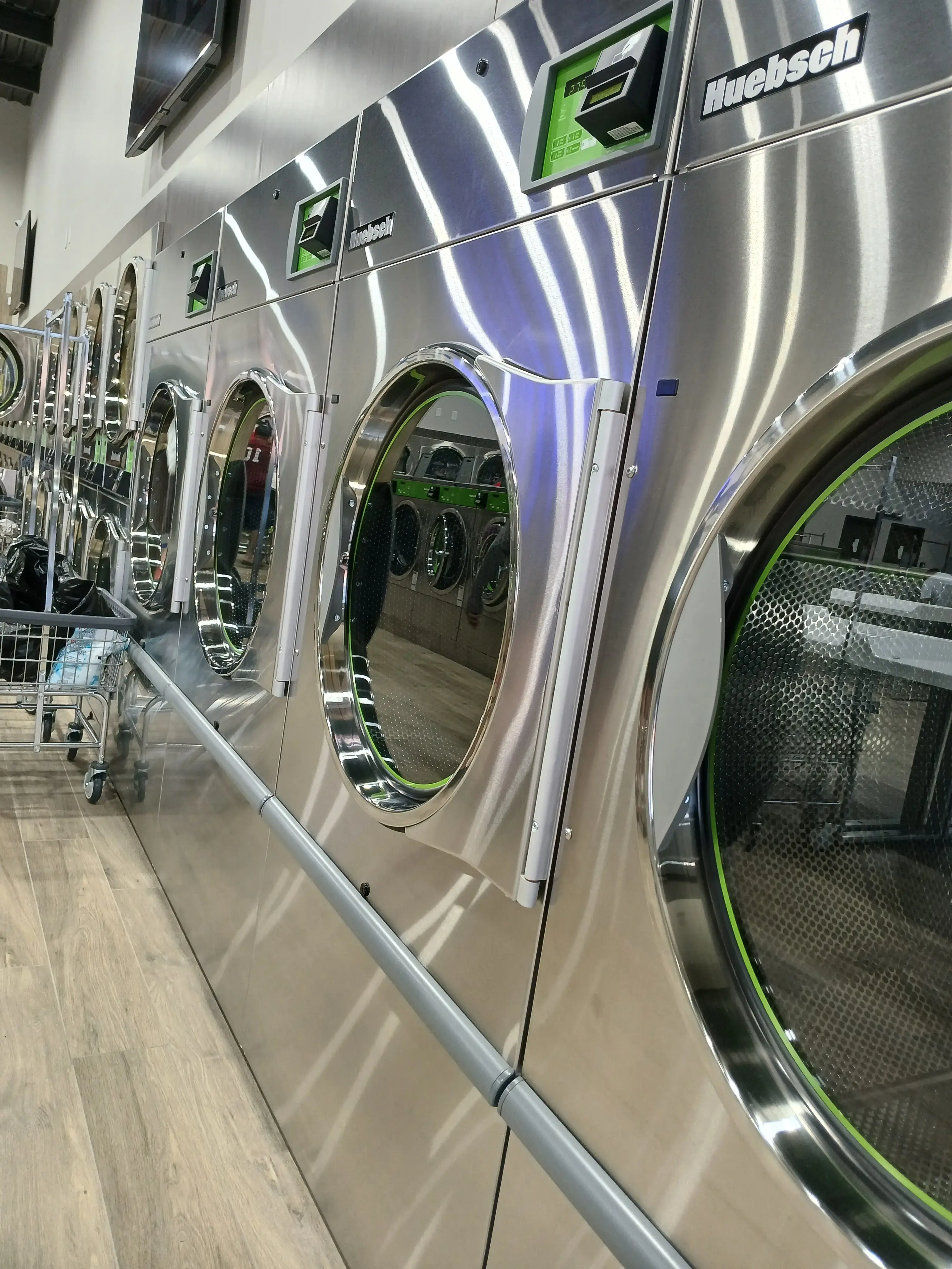 UltraSpin Washateria - West Bellfort - Wash & Fold Services thumbnail 9