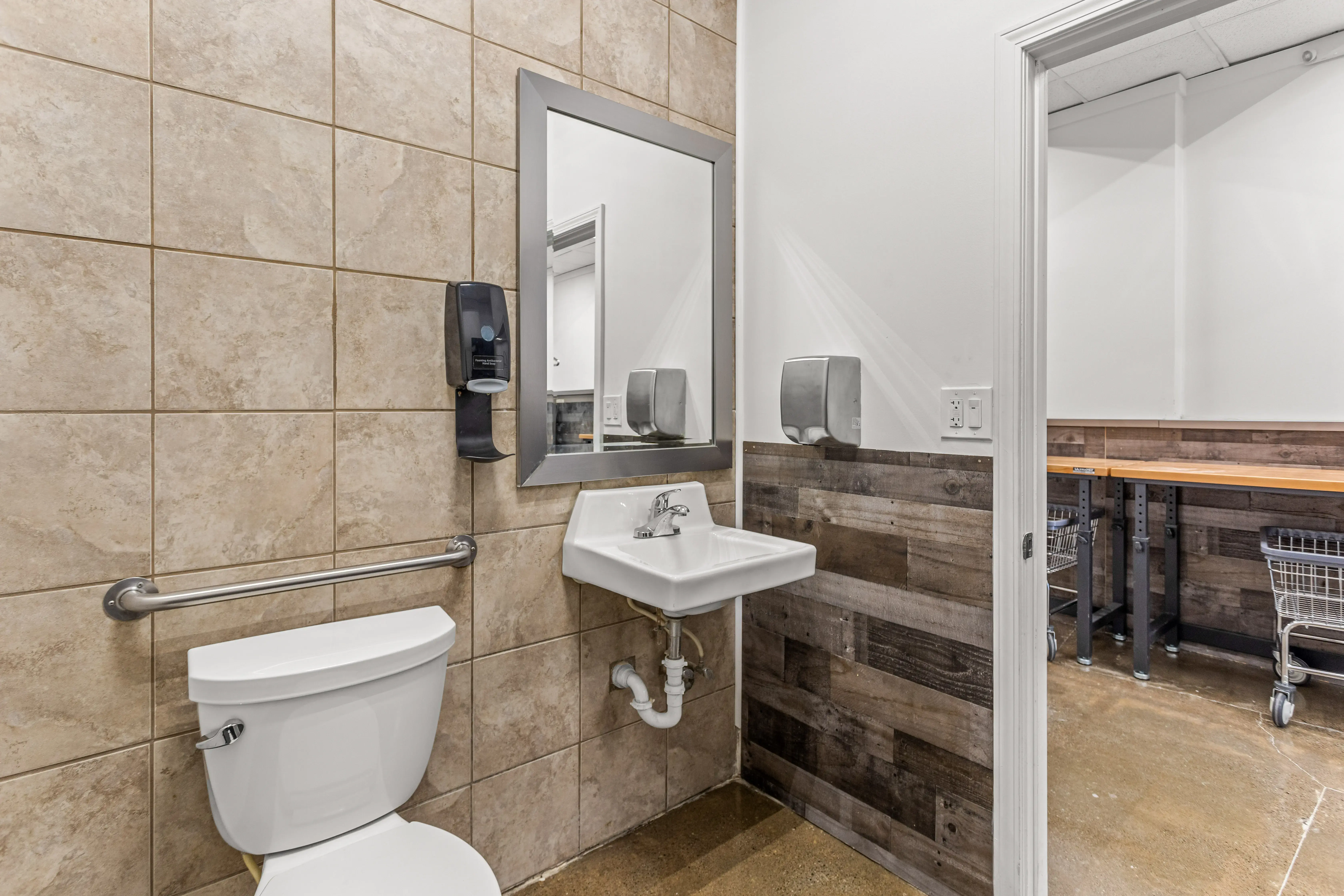 United Laundromat - Image 8