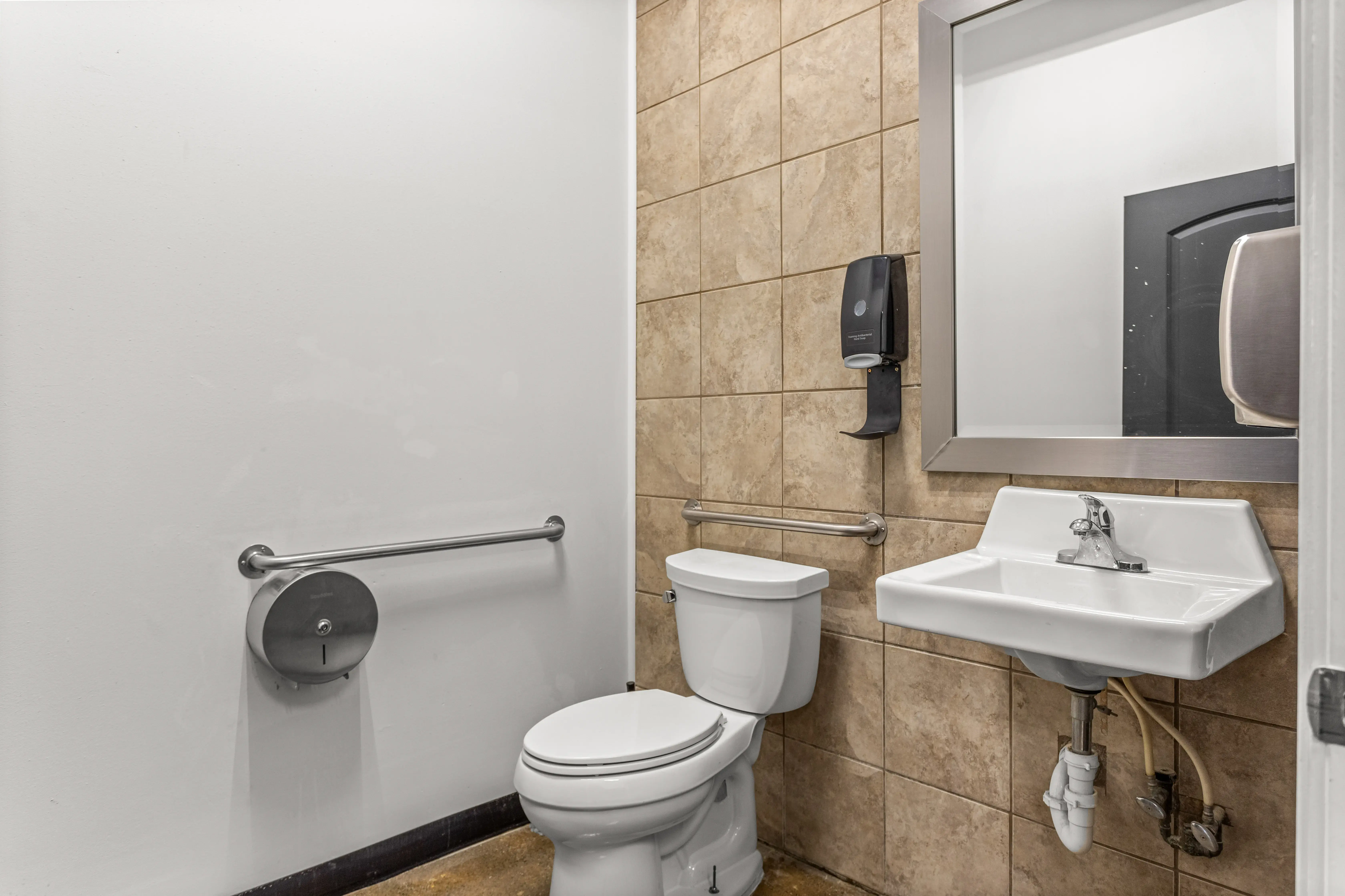 United Laundromat - Image 18