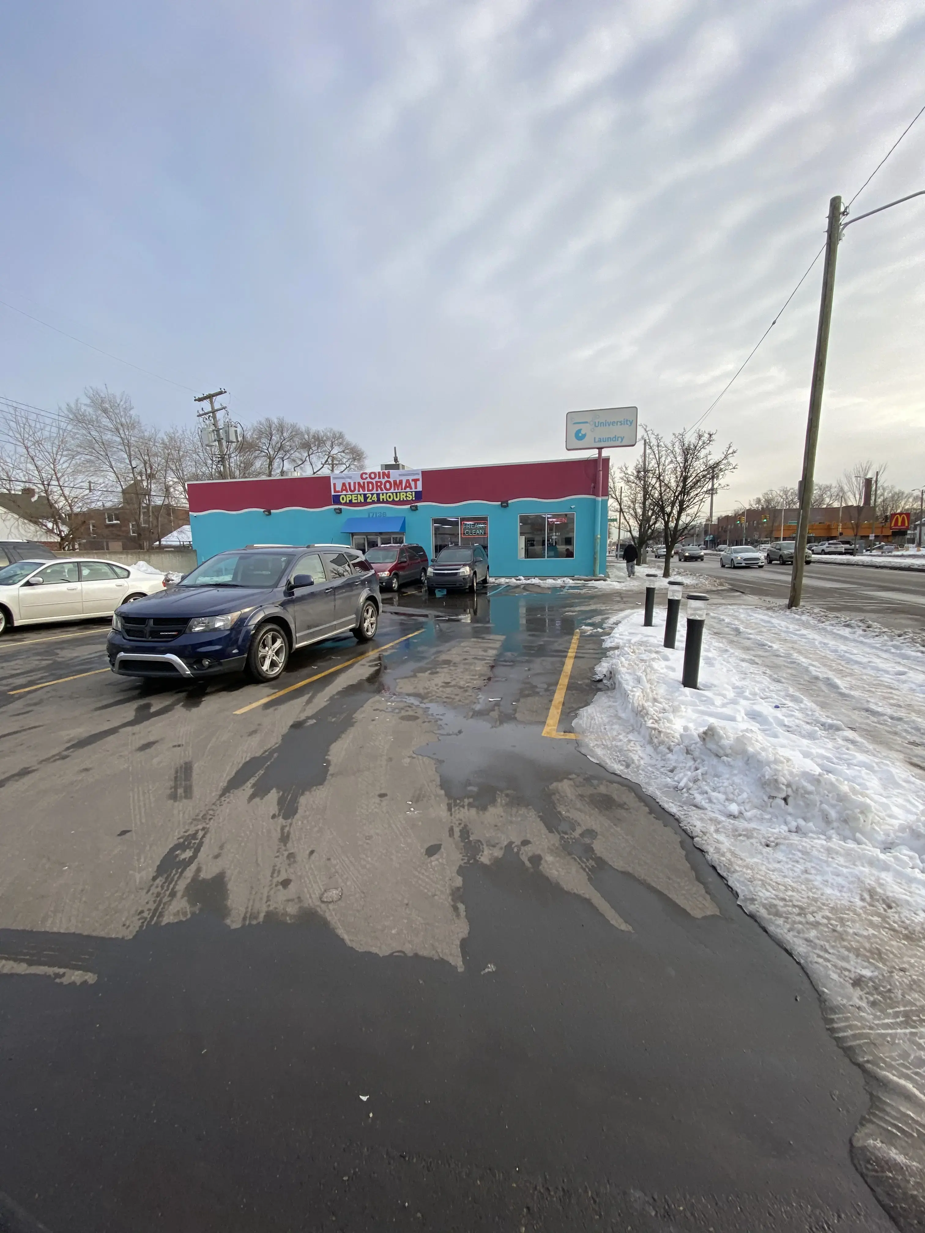 University Coin Laundromat - Image 10