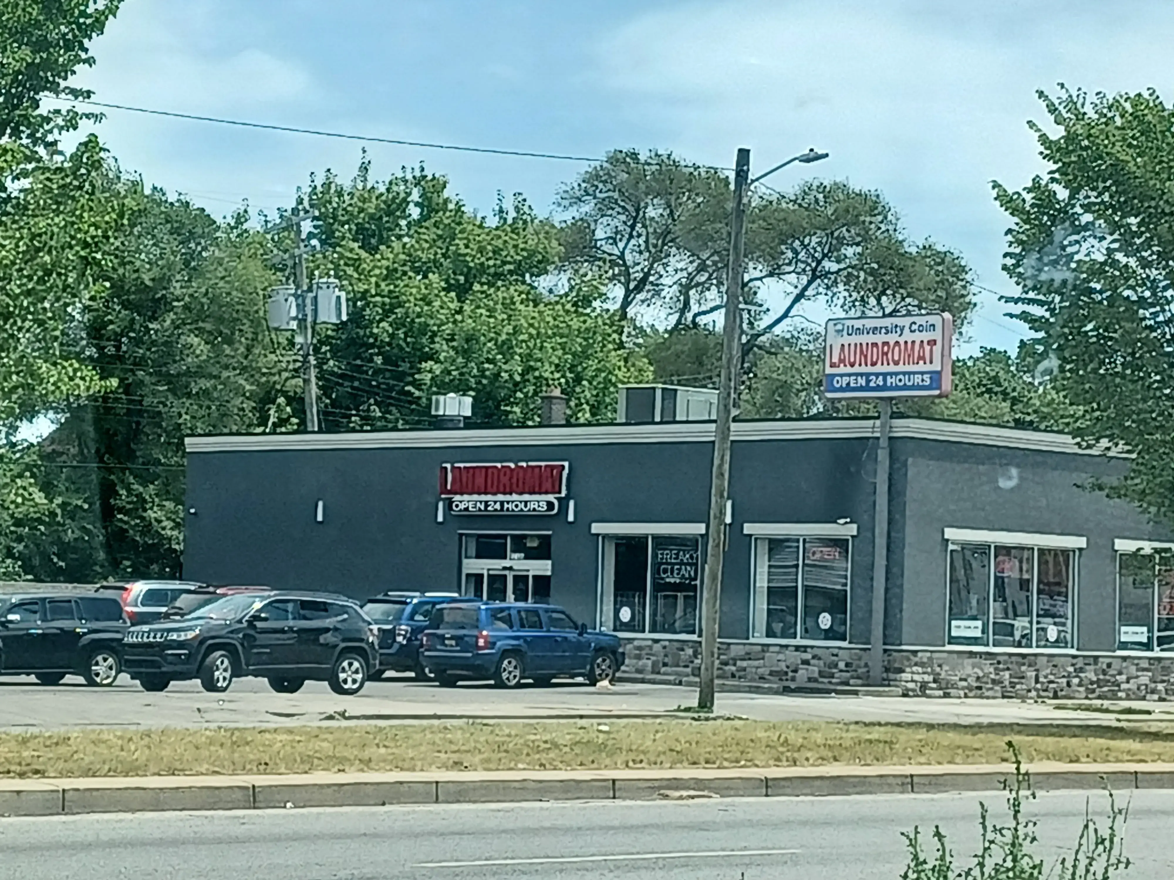 University Coin Laundromat thumbnail 3