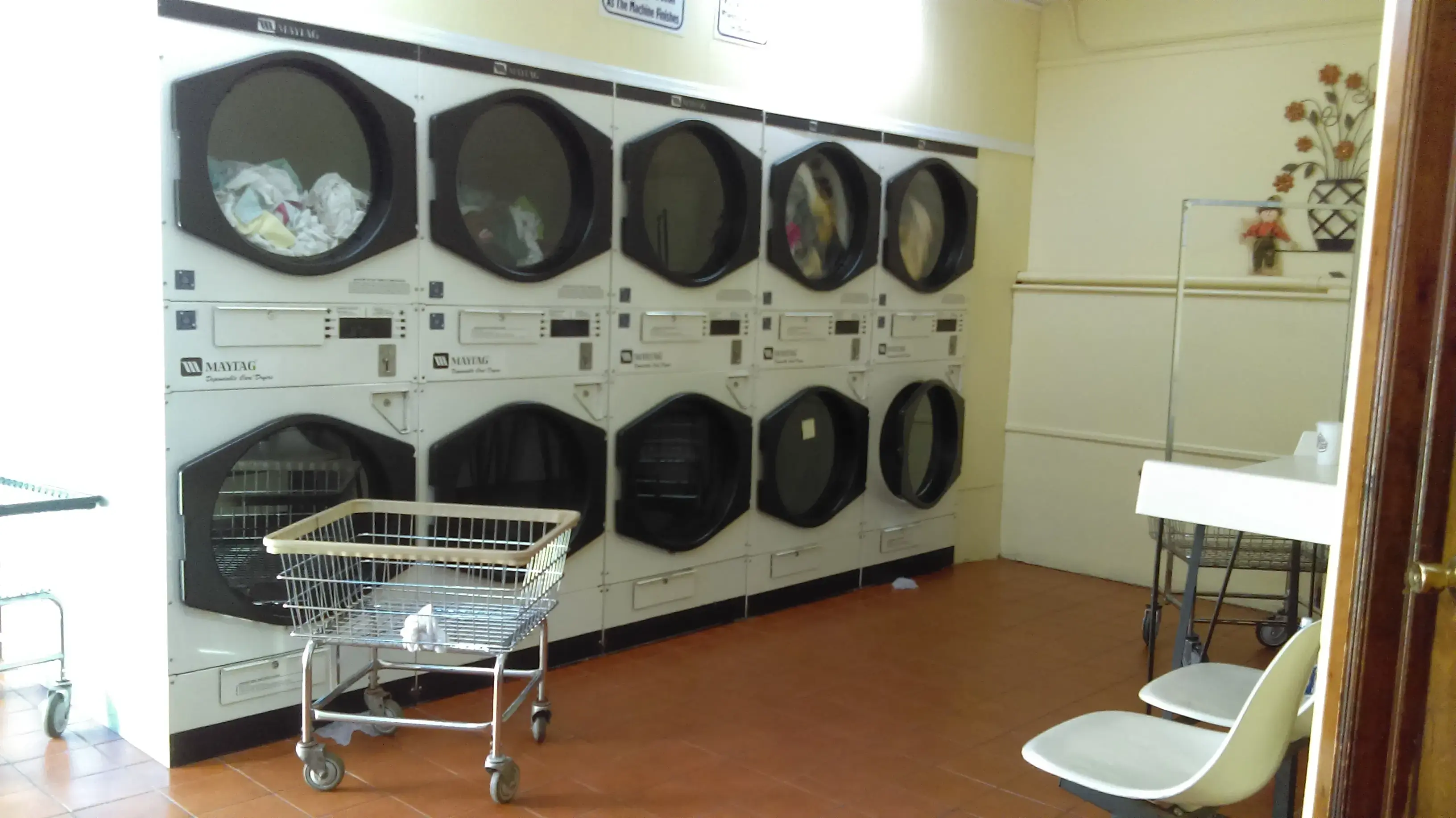 University Laundromat thumbnail 15