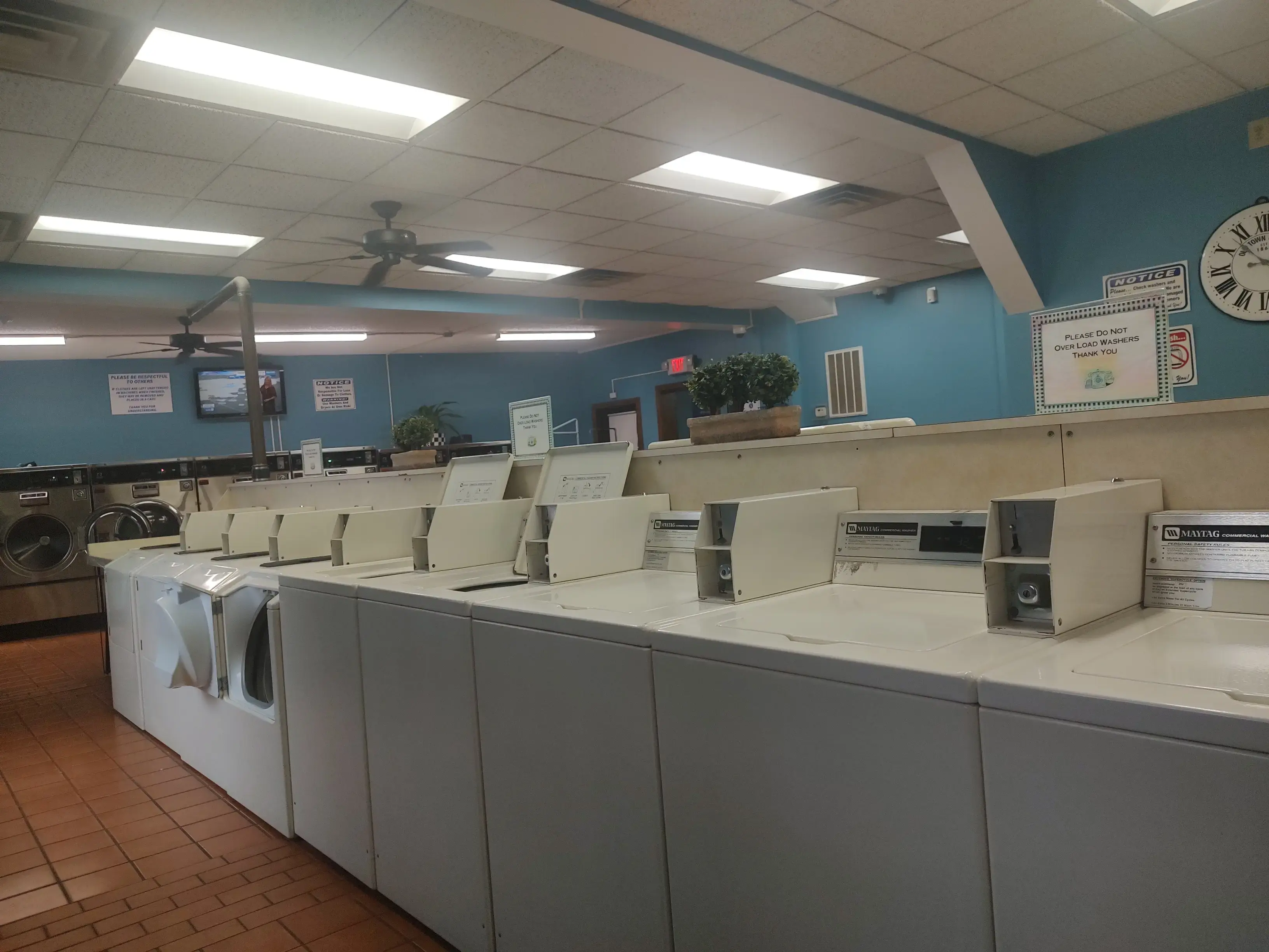 University Laundromat thumbnail 3