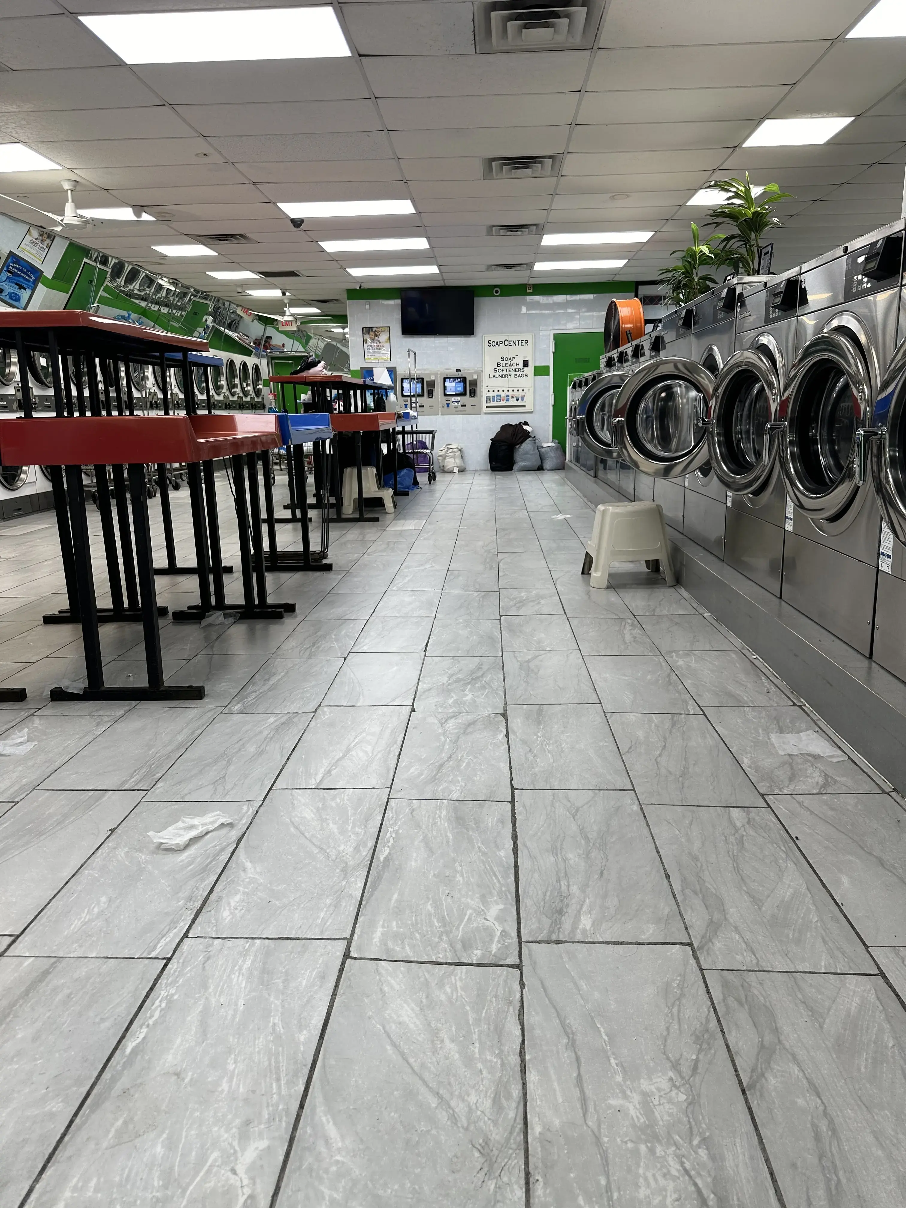 US Laundromat and Dry Cleaner - Image 12