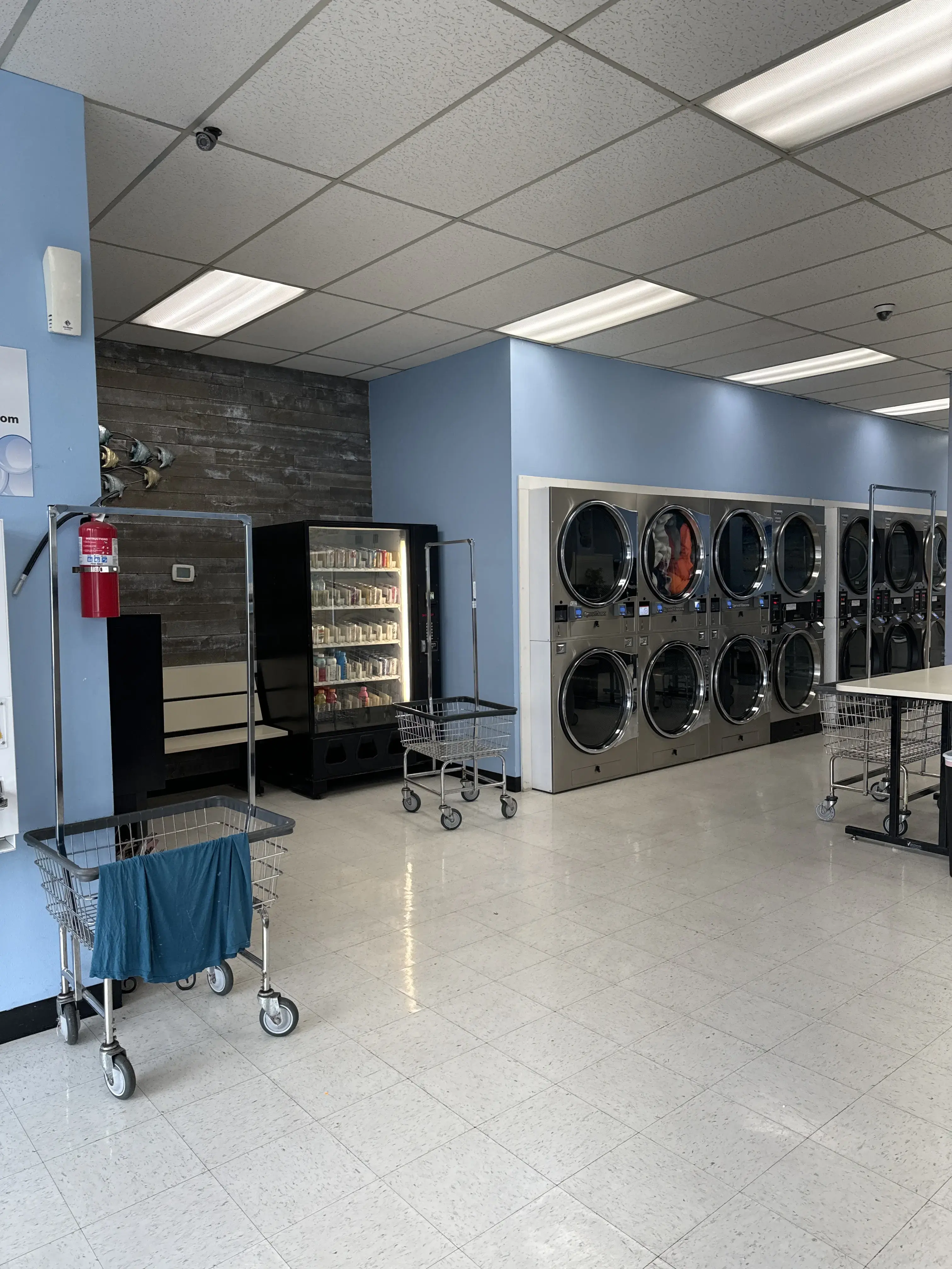 Vancouver Laundromat - Image 9