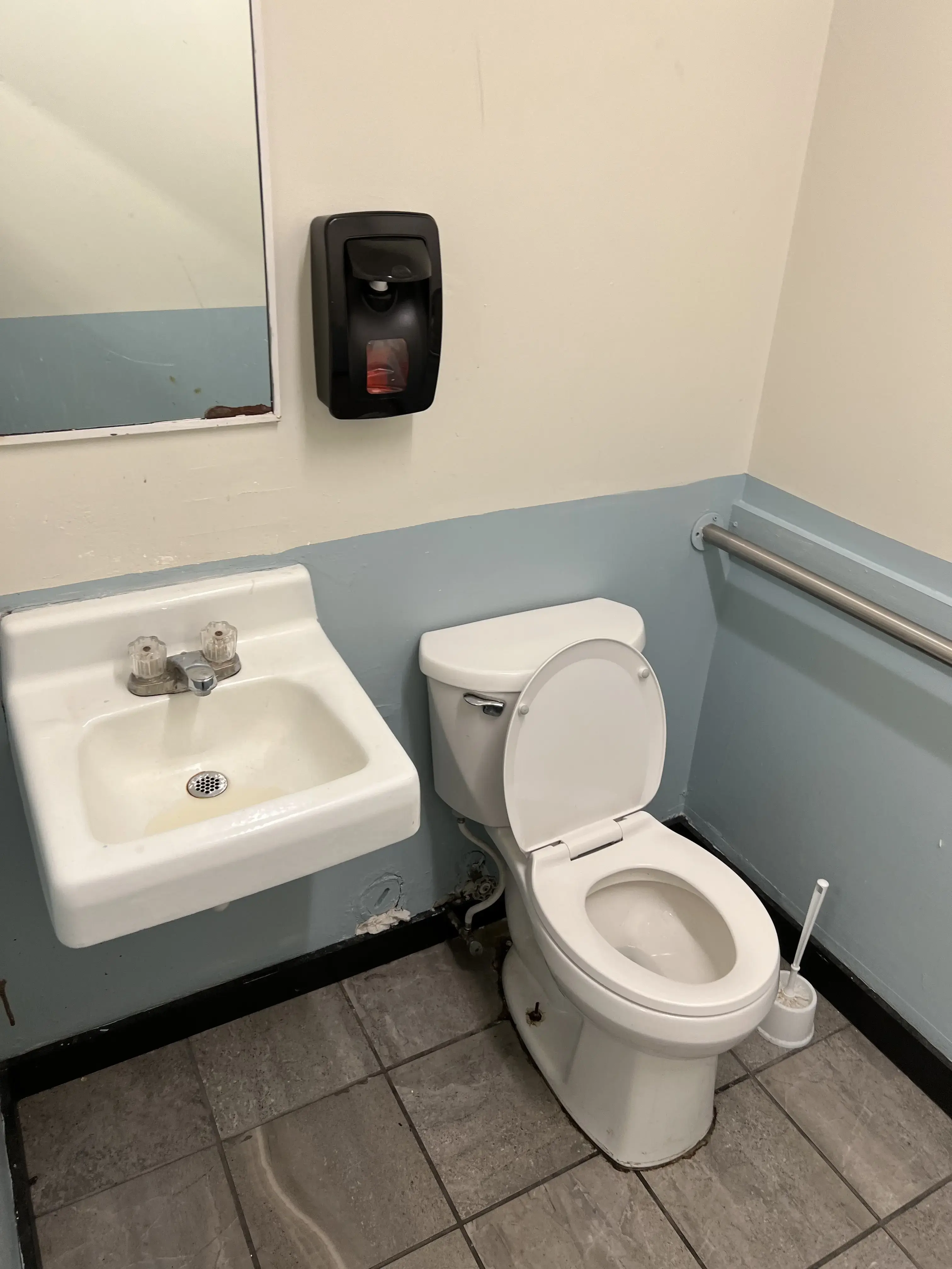 Verona Laundry Land Laundromat - Image 11