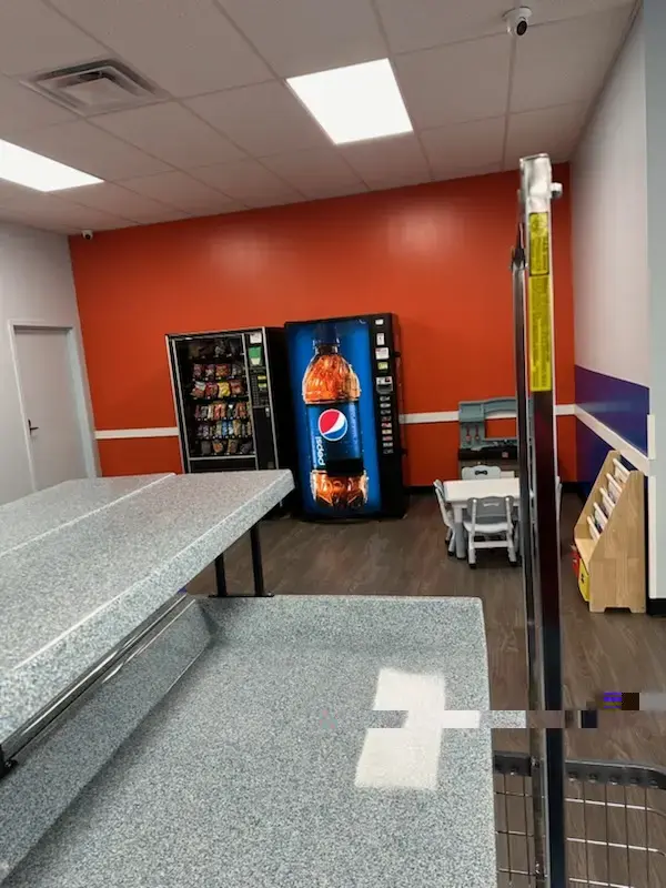 Very clean laundromat - Image 13