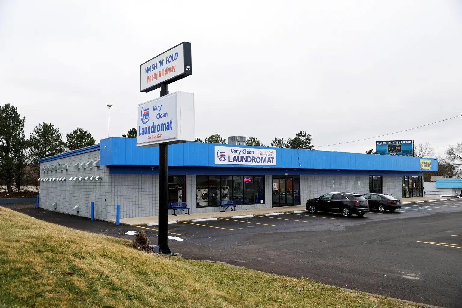 Very clean laundromat thumbnail 5