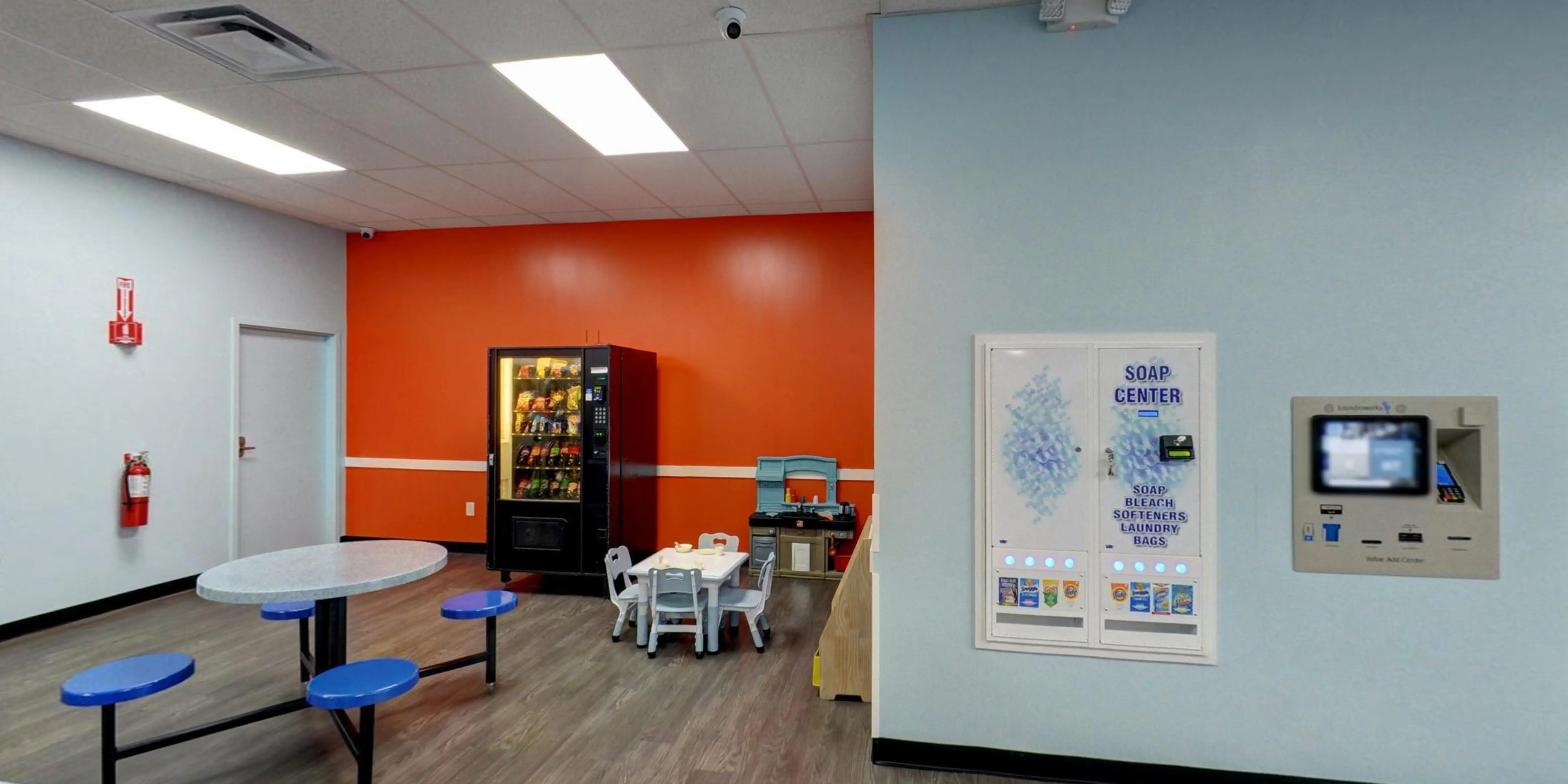 Very clean laundromat - Image 15