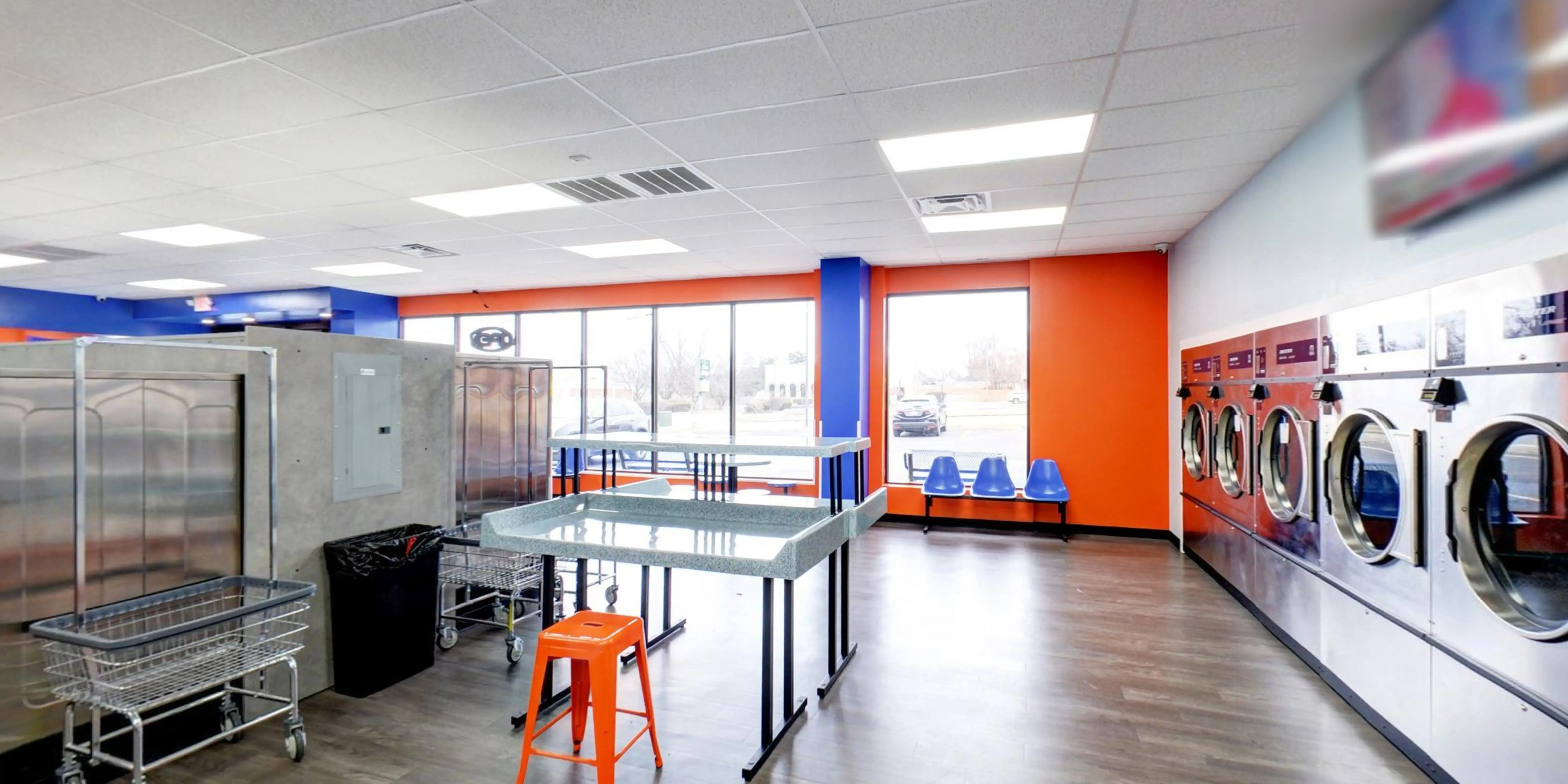 Very clean laundromat - Image 17