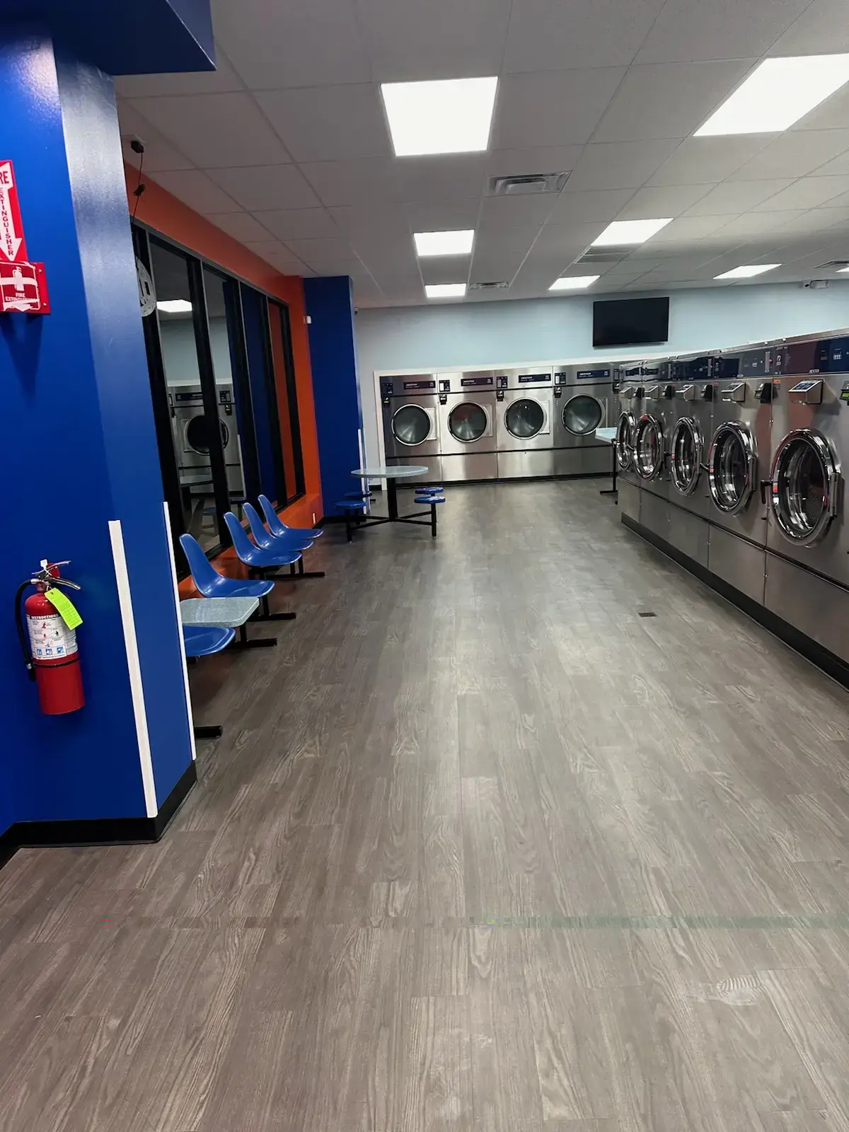 Very clean laundromat - Image 16