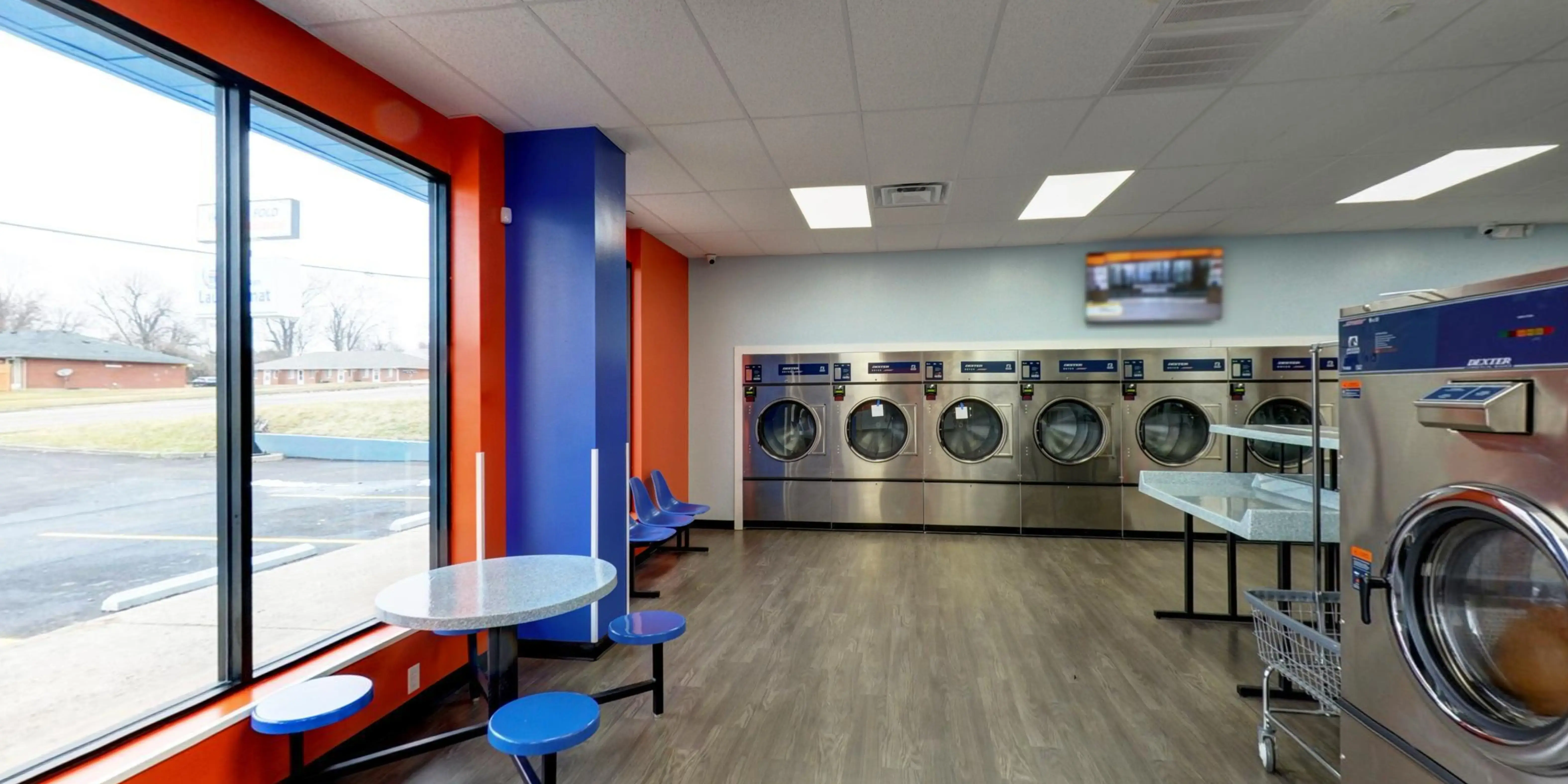 Very clean laundromat thumbnail 20