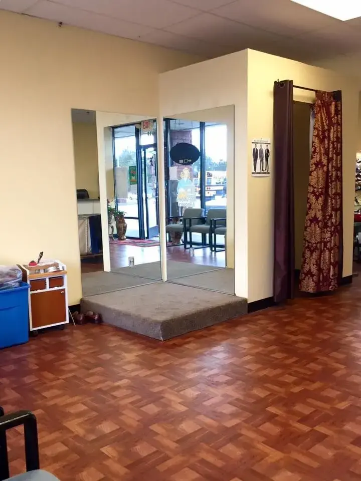 Vila Cleaners and Alterations thumbnail 2