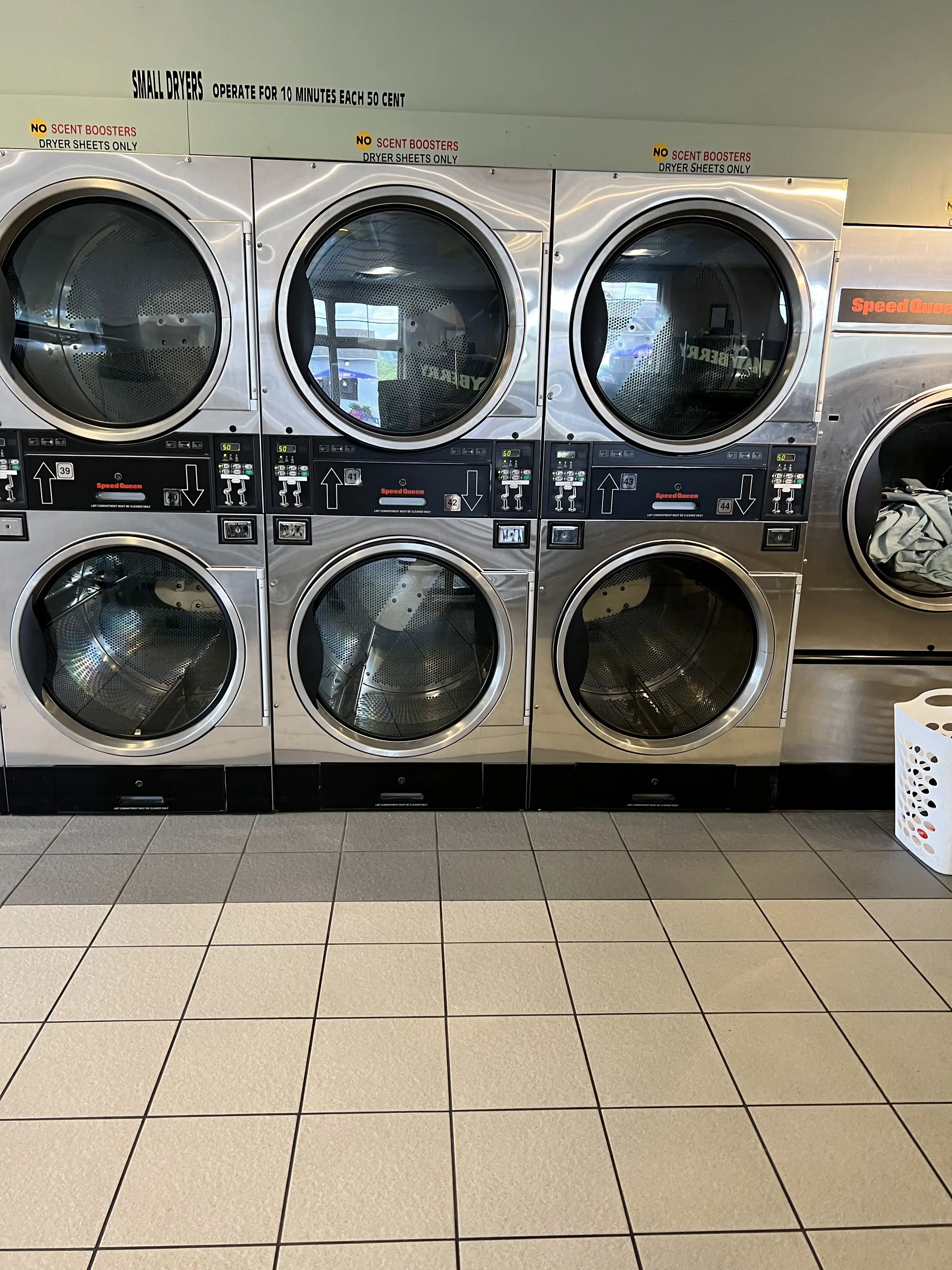Village Laundromat - Image 4