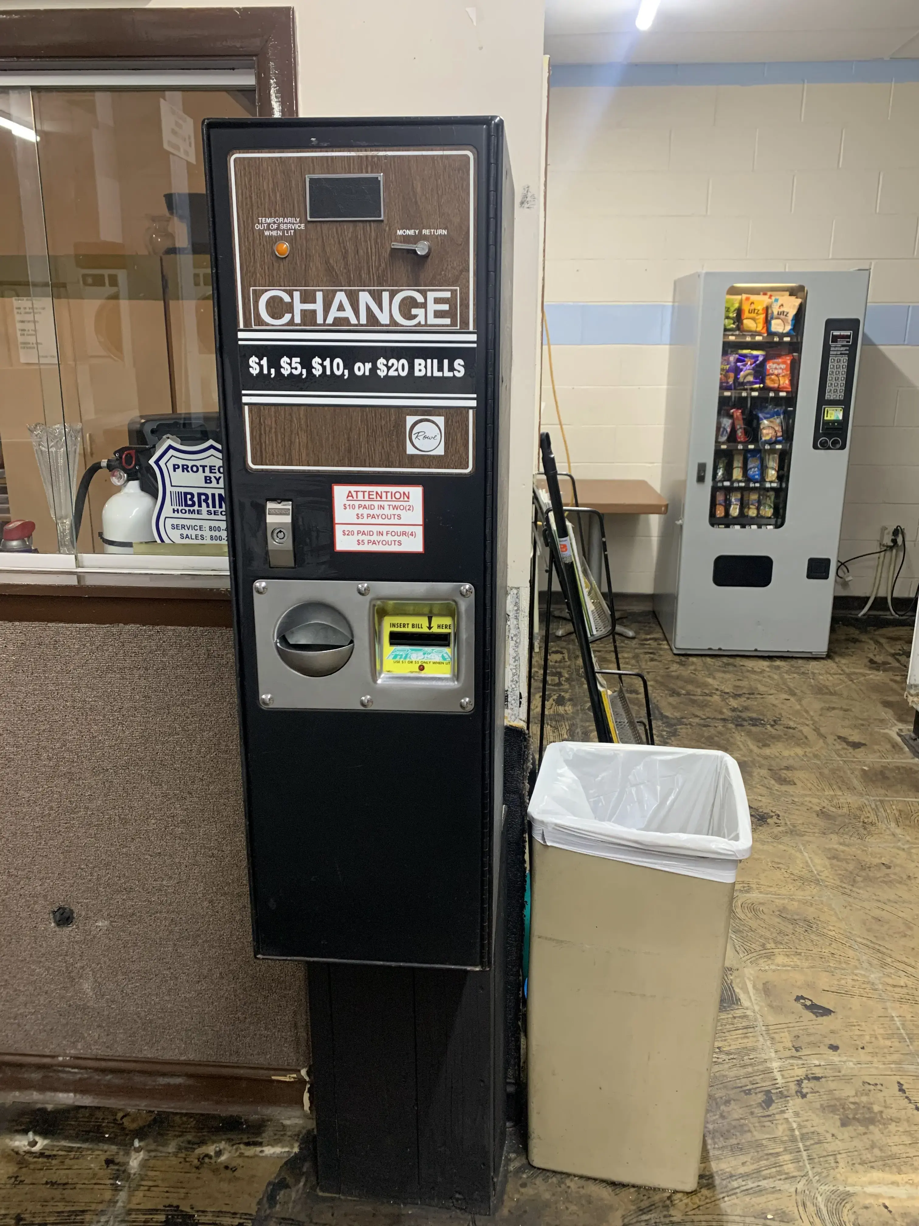 Village Laundry Laundromat - Image 16