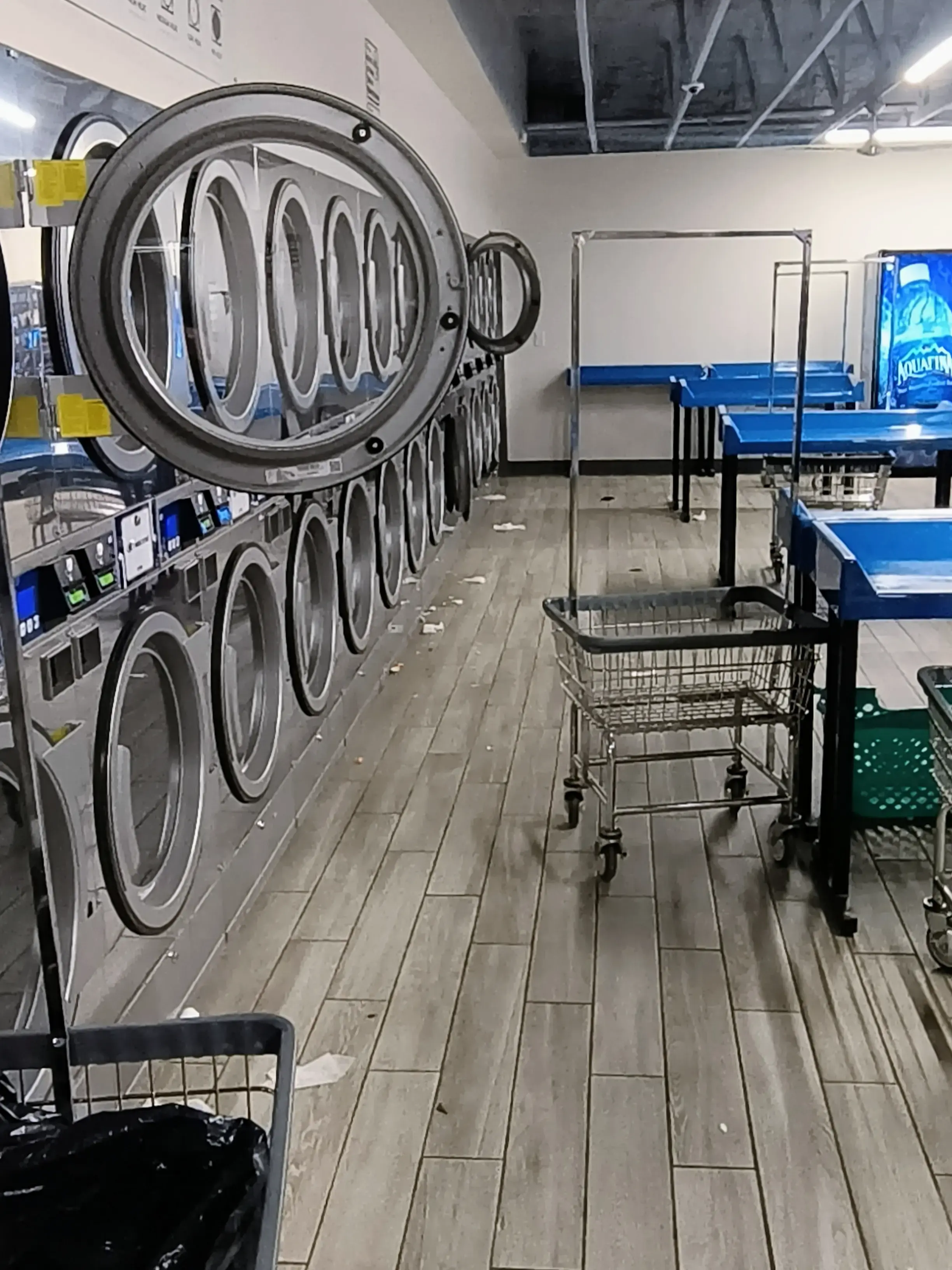 Waco Drive Laundromat - Image 16