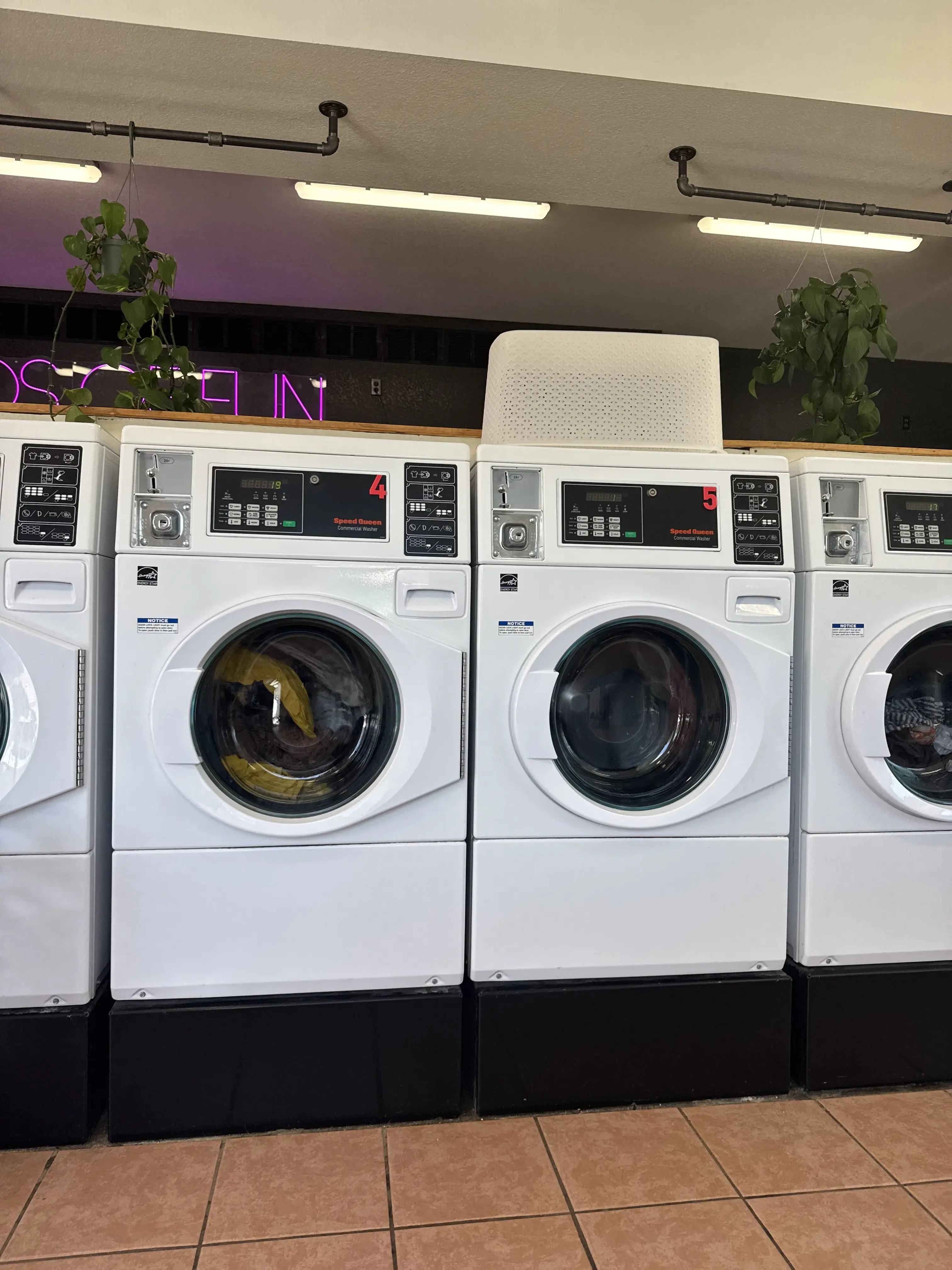 Wally's Laundromat - Image 18